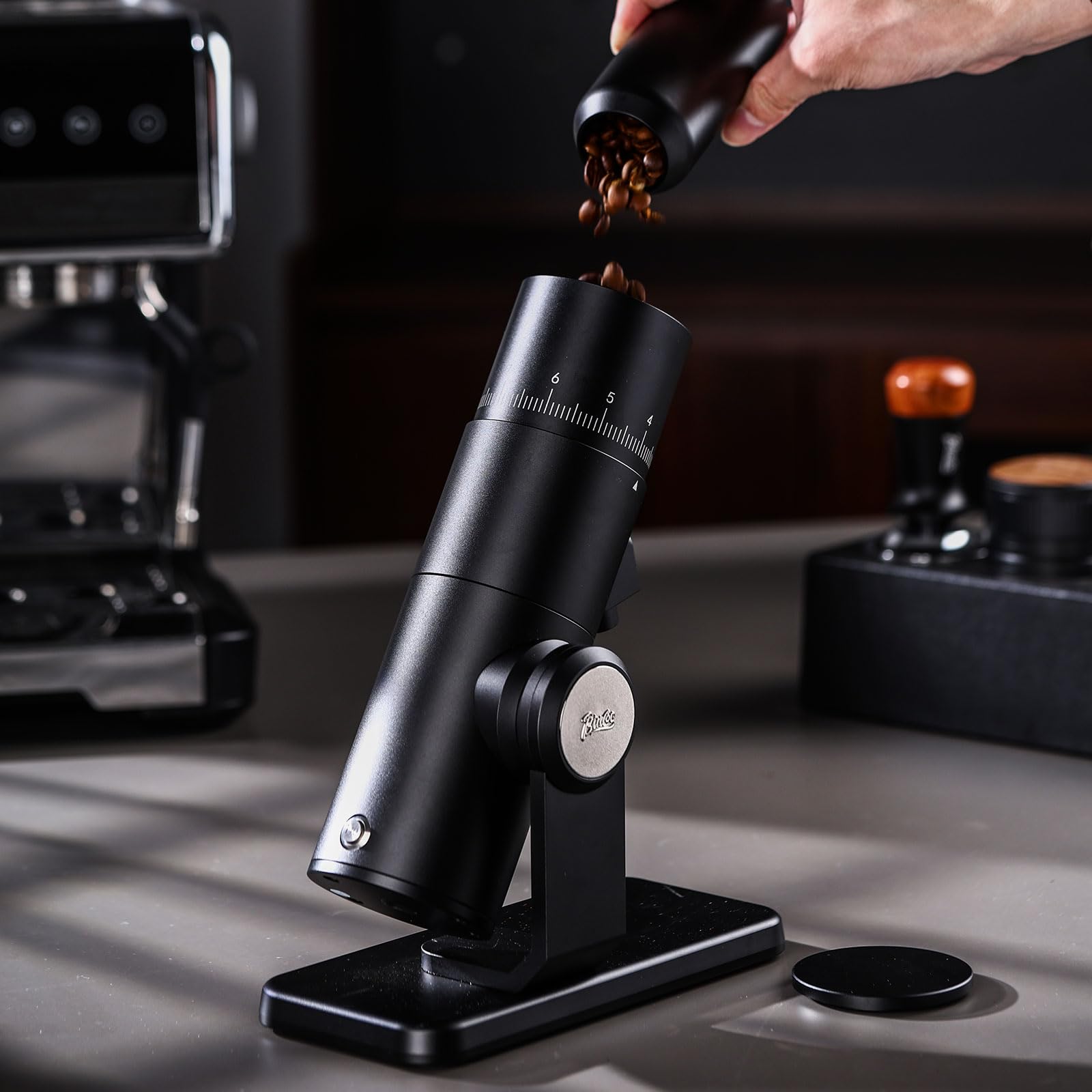 Molinillo eléctrico de café con rebabas – Molinillo eléctrico de ajuste continuo con rebaba cónica de acero inoxidable CNC y tapa magnética y taza dosificadora (negro)