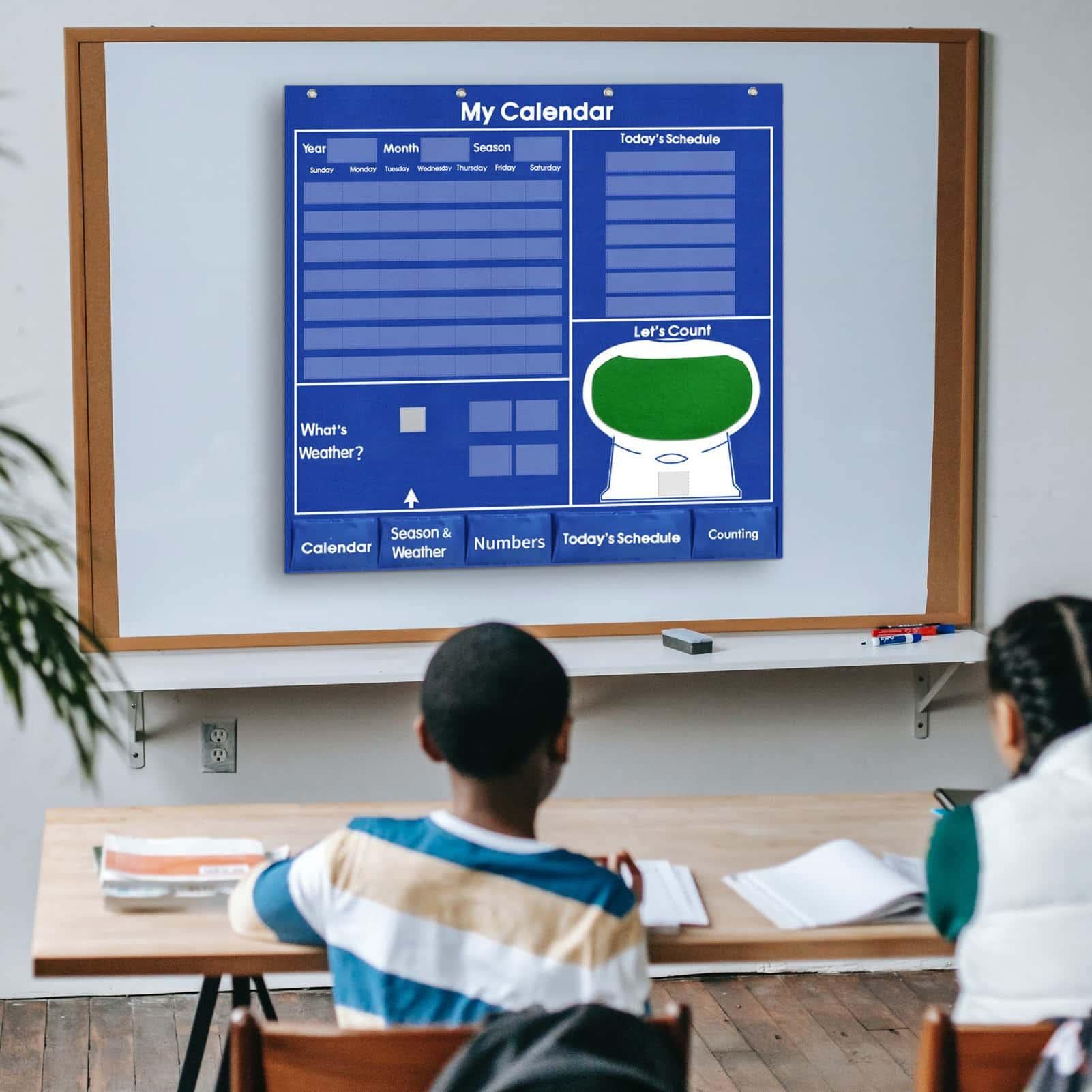 Chiisong Set di calendario, bacheca con supporto per insegnanti, con supporto per insegnanti, set di calendari, include supporto per calendario e 53 biglietti per la data per la scuola e l'aula