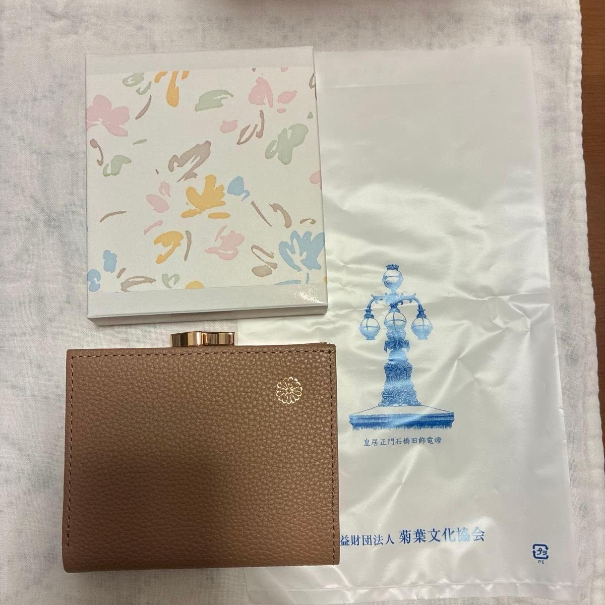 皇居限定 がま口財布 二つ折り財布 カフェオレ色 モカ レザー 牛革