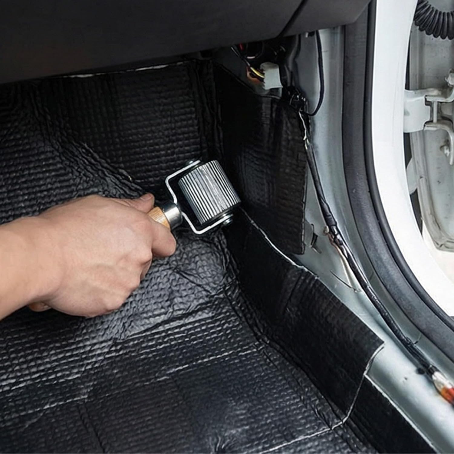 Professional Automotive Muffler Roller Installer Tool with Comfortable Wood Handle for Mechanics and DIYer Enthusiasts Metal Muffler Installation Tool