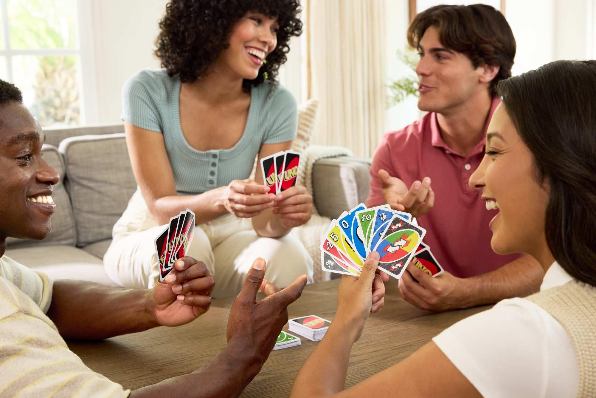 Mattel Games Gry Mattel UNO Gra podstawowa i 2 pakiety uzupełniające w metalowym pojemniku, towarzyska gra karciana dla dzieci 7+, dorosłych i rodzin na wieczór gier dla 2-10 graczy, JCV60