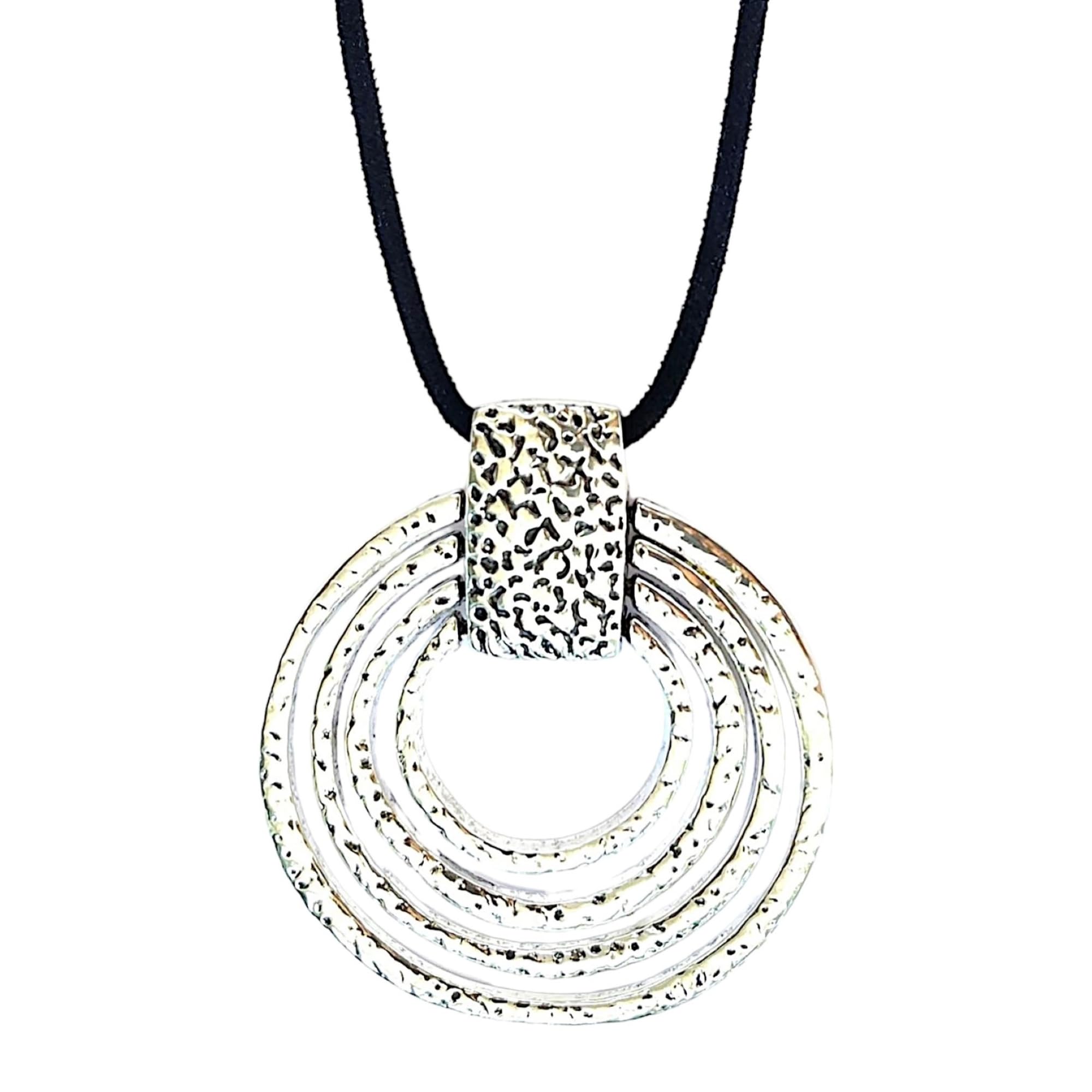 Große Damen Halskette mit Silberner Spirale - konzentrische Kreise Kette mit Schwarzem Wildlederband - Lange Kette Damen Verstellbare Höhe - Ideal als Geschenk - Großer Anhänger Frau - ASTER ALHELÍ