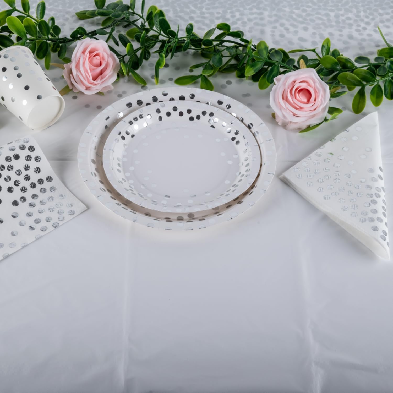 Ceiliwen Set Stoviglie per Feste con Puntini Argento per 25 Ospiti - Piatti di Carta da 22,9 cm e da 19,1 cm Bianchi e Argento, Bicchieri, Tovaglioli - Stoviglie Eleganti per Matrimonio, Anniversari