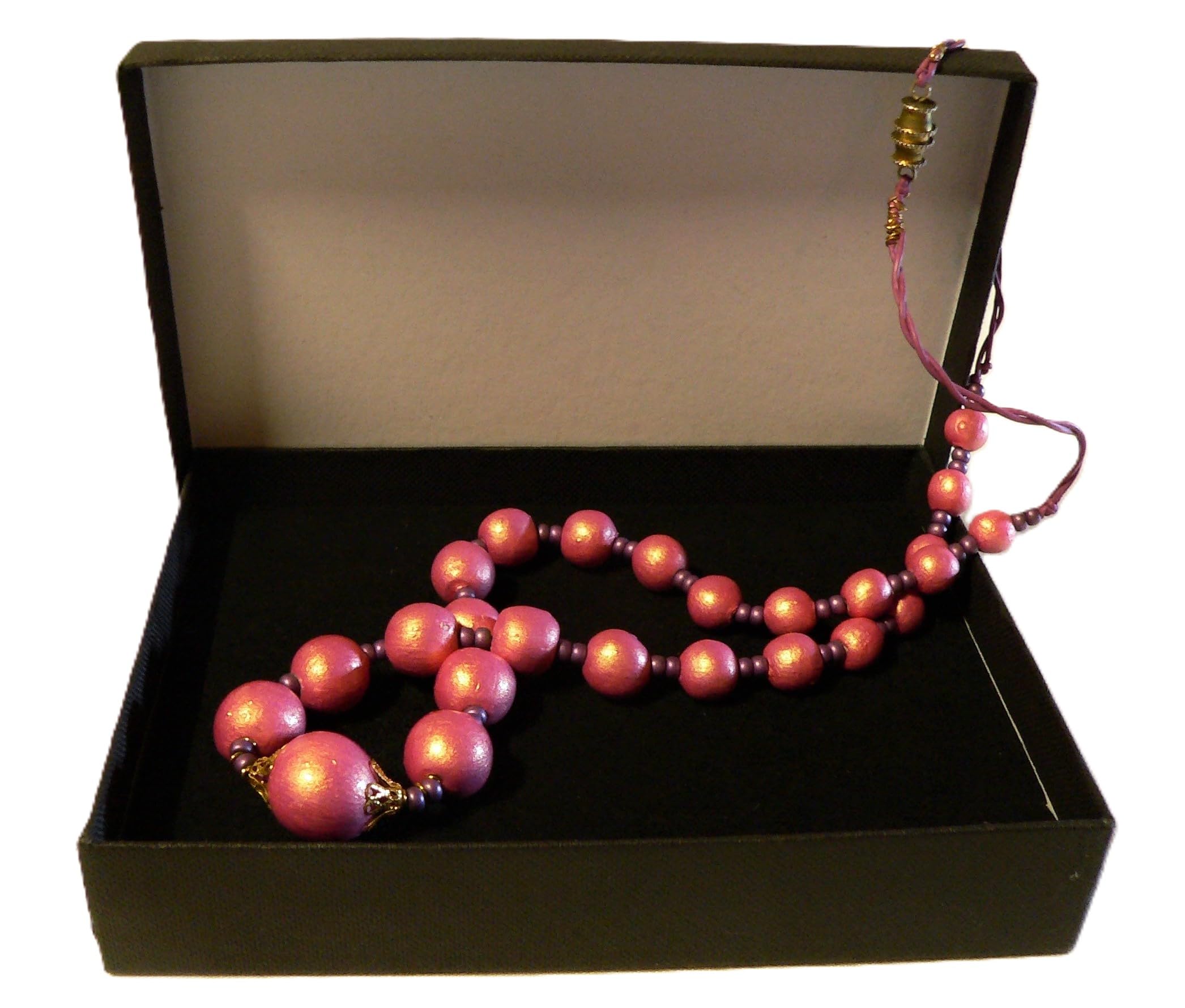 Gioielli da donna: Collana lunga in perline di ceramica, su laccio in pelle sintetica, colore rosa, linea Jean