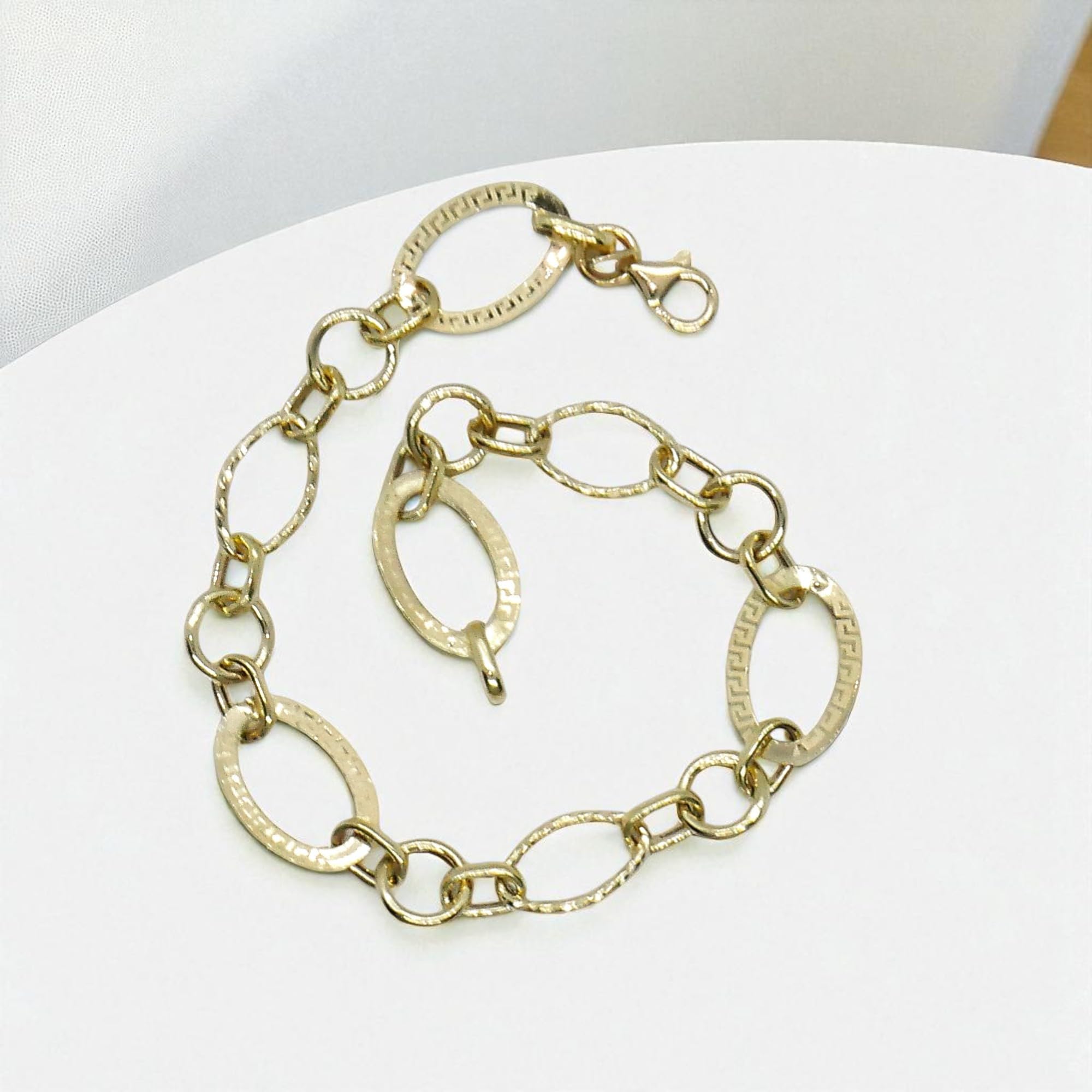Never Say Never Pulsera para mujer de oro amarillo mate y brillo de 18k con cadena de eslabones ovalados y detalle de greca, 1.10 cm de ancha, largo 19.00 cm. 2.80 gr de oro de 18k.