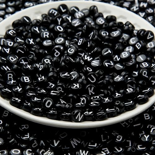 CYEENUT - 1200 cuentas de letras, negras con cuentas de letras blancas, cuentas acrílicas de 0.157 x 0.315 pulgadas para hacer joyas y pulseras