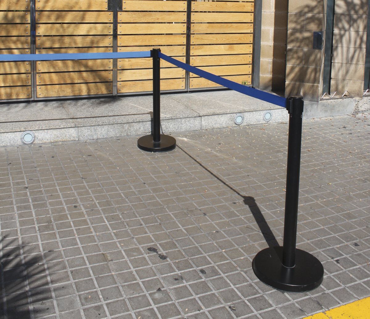 ADO Poste separador de hierro lacado negro con Cinta Extensible Azul 3m Delimitador de paso retráctil