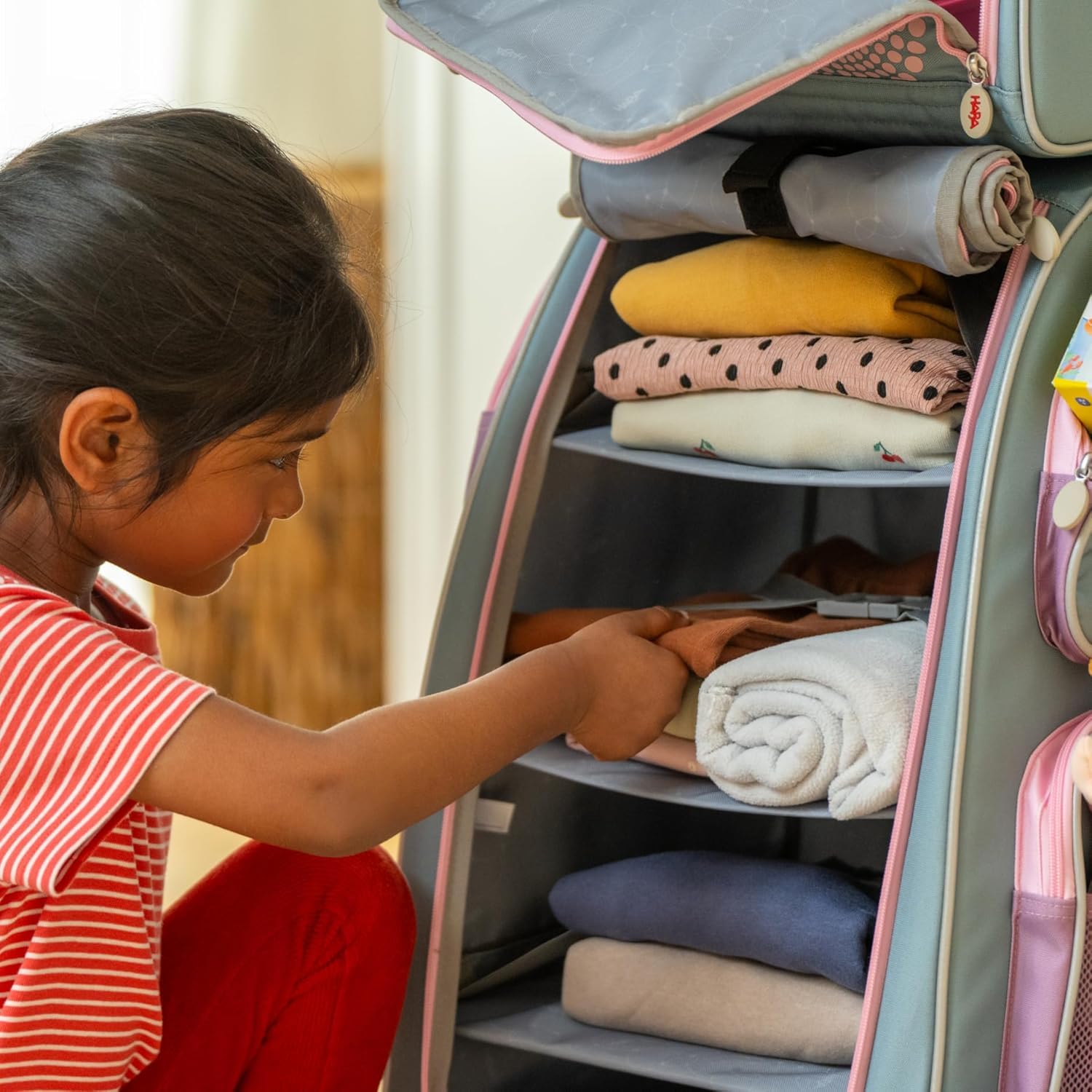 HABA Kinder-Schranktrolley Salbei mit 4 Rollen – Kinderkoffer aus recyceltem Polyester mit Schmutzwäschebeutel, 3 herausnehmbaren Böden und 4 Reißverschluss-Außentaschen – 2012724002