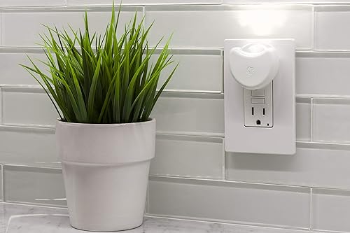 Miniatura 9 de GE - Luz nocturna LED giratoria, enchufable, foco direccional de 360, sensor del atardecer al amanecer, certificado UL, eficiencia energética, ideal