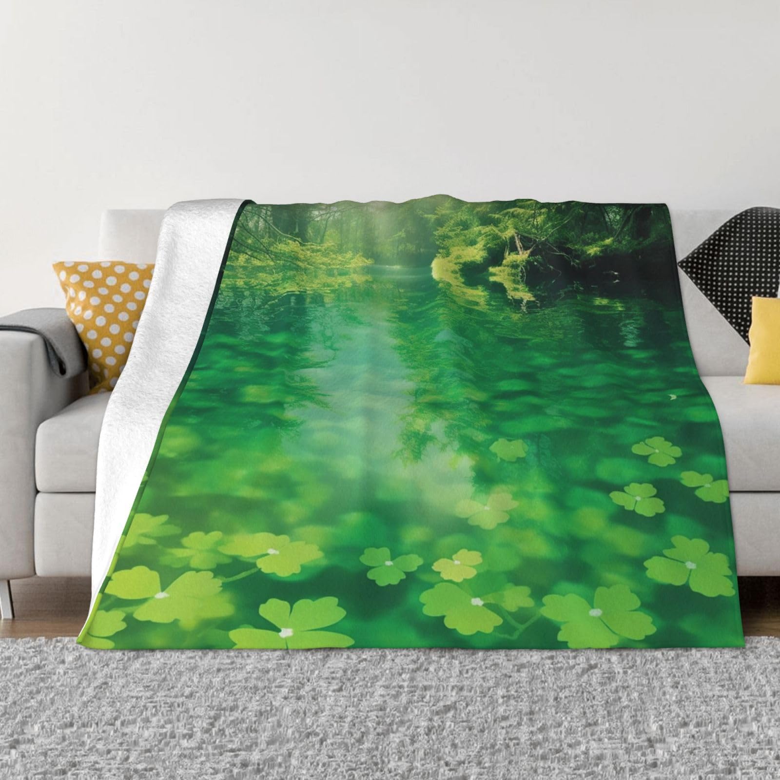 Couverture en micro polaire légère pour chasser le froid sur votre canapé