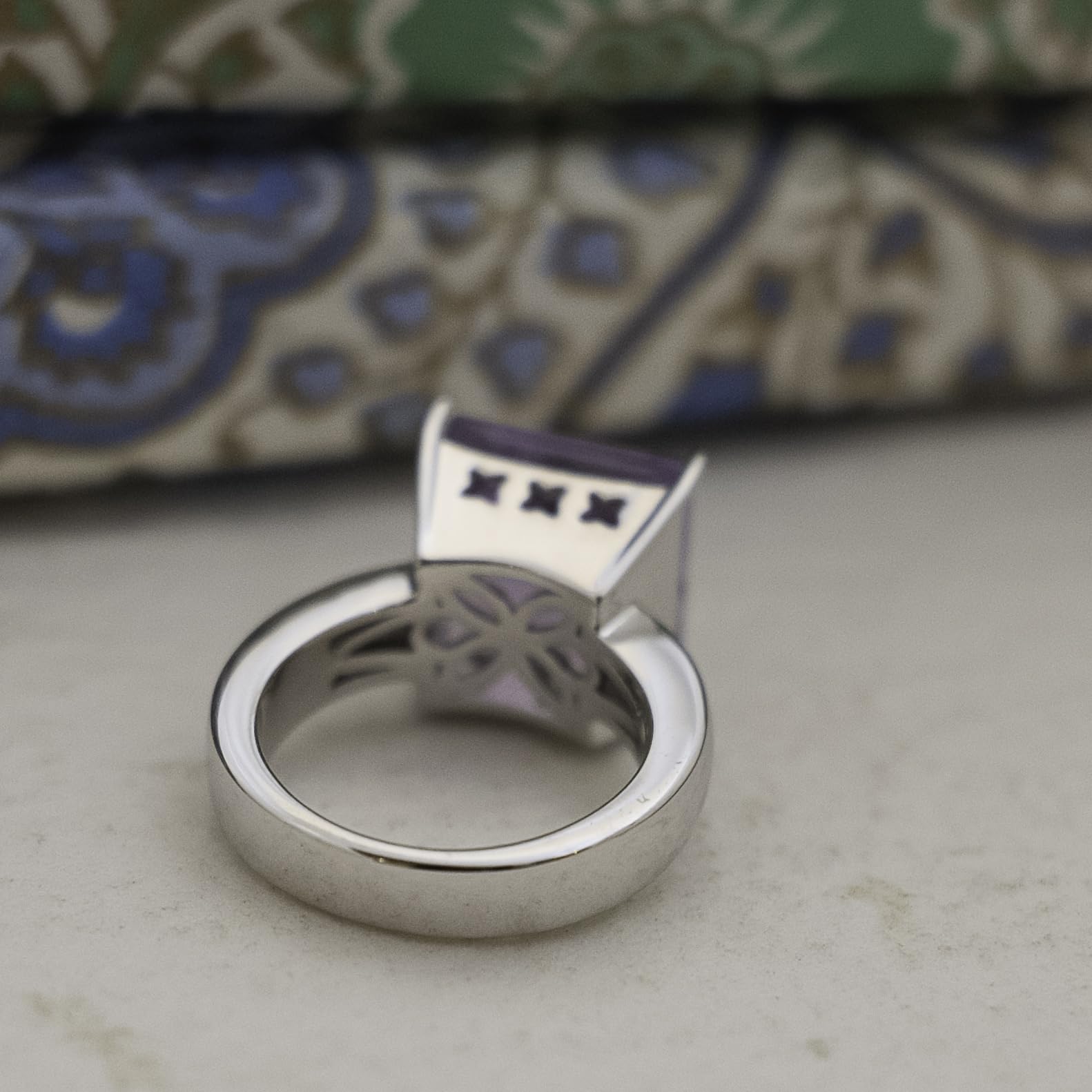 Anillo de plata de ley con amatista de talla princesa de 15 mm