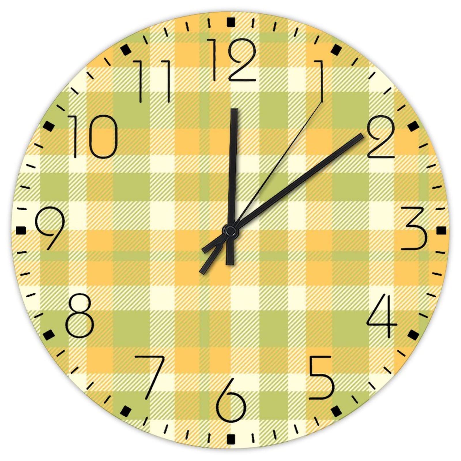 Horloge à carreaux jaunes et verts pour dynamiser un salon terne