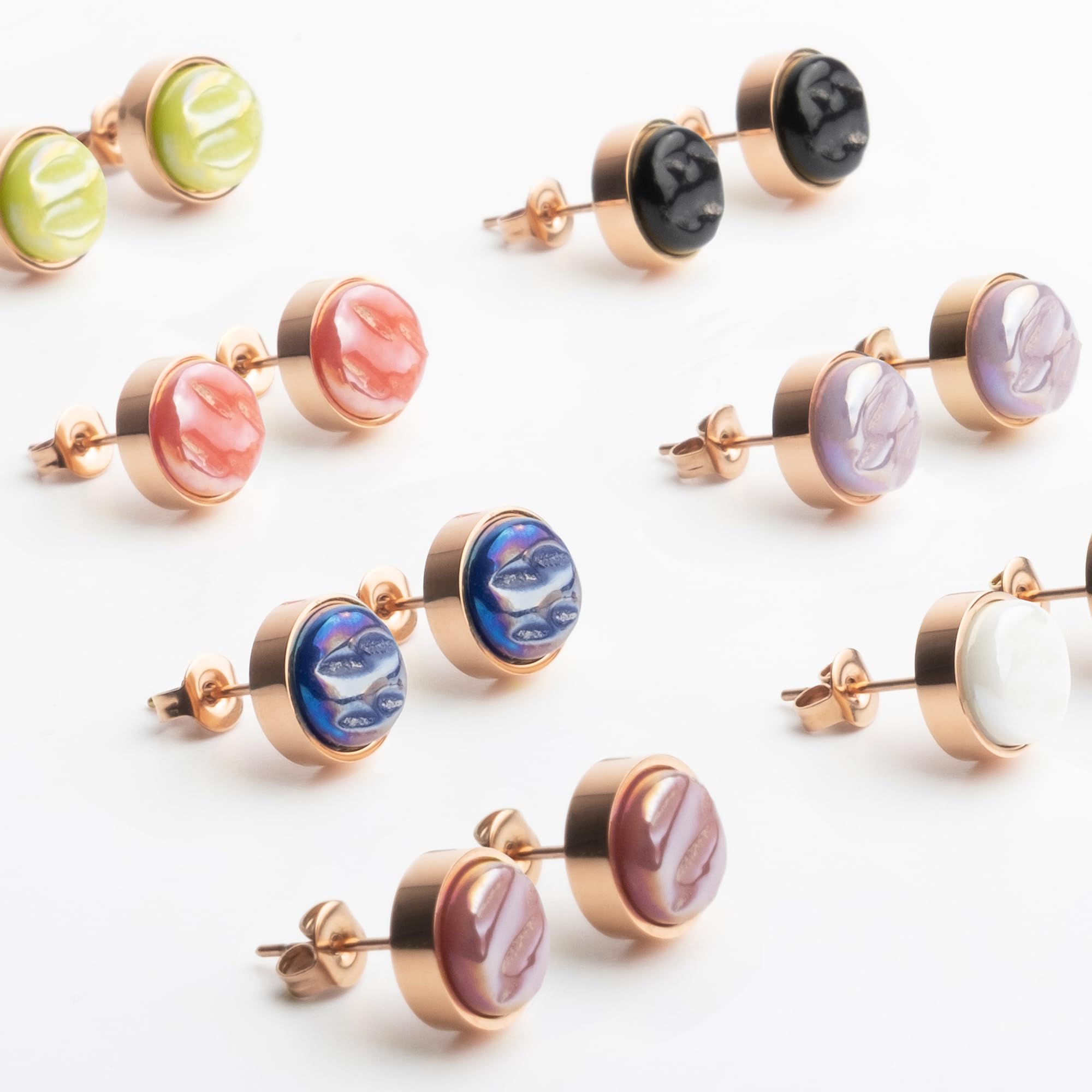 Kleine Ohrstecker gold mit Stein • Ohrringe für Damen • Nachhaltiger Modeschmuck aus Edelstahl & recyceltem Glas mit Perlmutt Optik • Ø 9mm