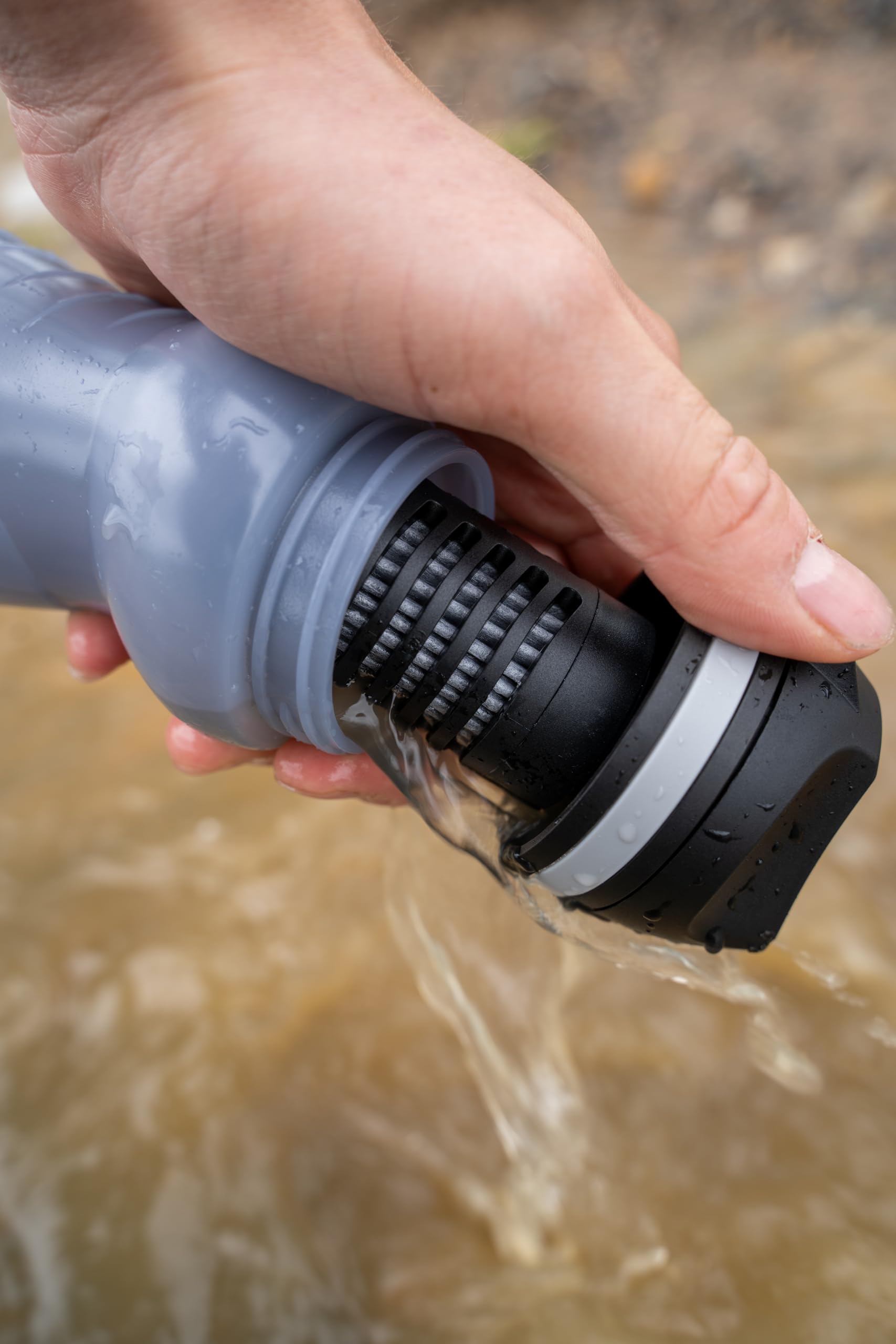WATER TO GO Borraccia 0,55 L con Filtro - Acqua direttamente da fiume, lago o rubinetto | Ultraleggera e senza BPA | Capacità di filtraggio 200L | Perfetta per viaggi, kayak, campeggio e altro (Rosé)