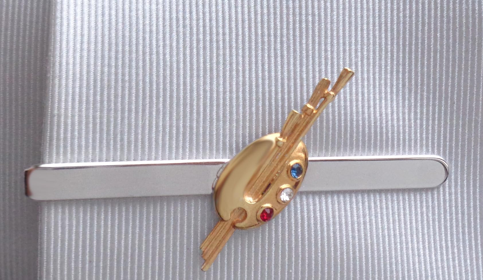 Krawattennadel Krawattenklammer kurz Motiv Malkunst Werkzeug Farben mit Pinsel bicolor glänzend + 3 Kristallsteinen rot hell blau ca. 6,2 cm lang m.i. Germany plus Geschenkbox