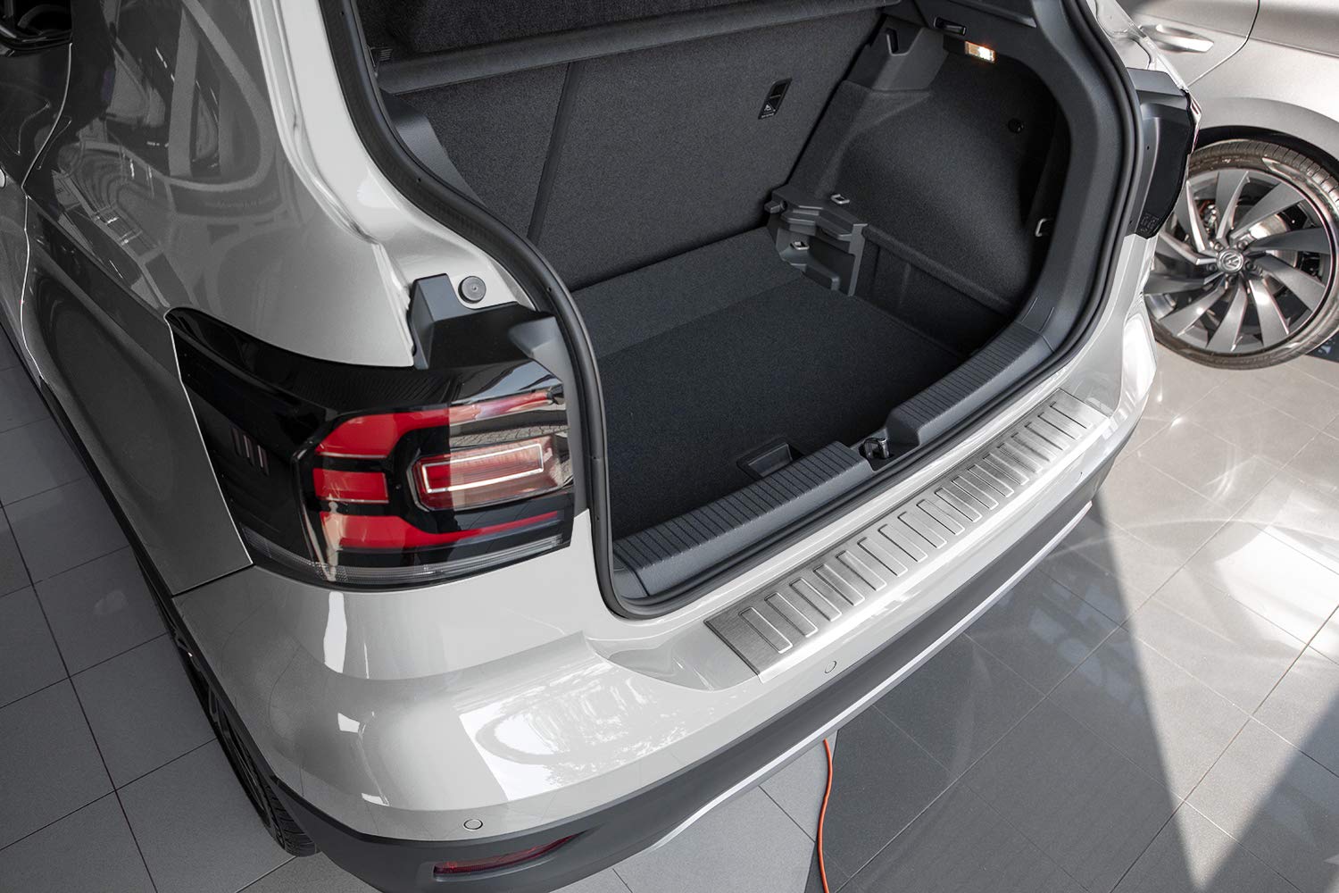 teileplus24 L660 Ladekantenschutz kompatibel mit VW T-Cross C1 2018-2022 V2A Edelstahl Abkantung
