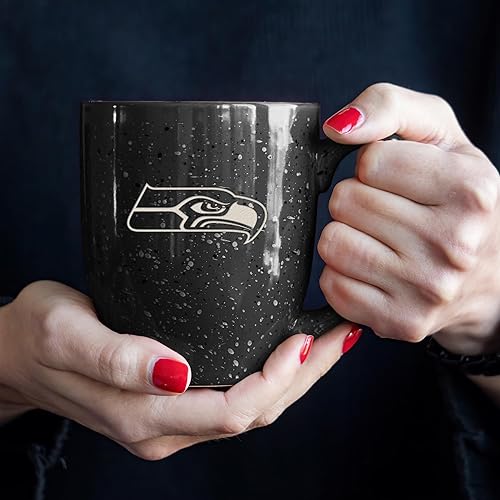 Miniatura 347 de Rico Industries, NFL Football - Taza de café de 16 oz de cerámica moteada, grabada con láser y de color de los equipos de fútbol americano de la NFL
