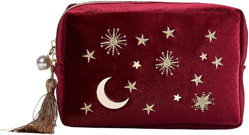 Necessaire de veludo bordado Piullzze com aplique de lua e estrelas, pingentes e zíper com pérola, vermelha A