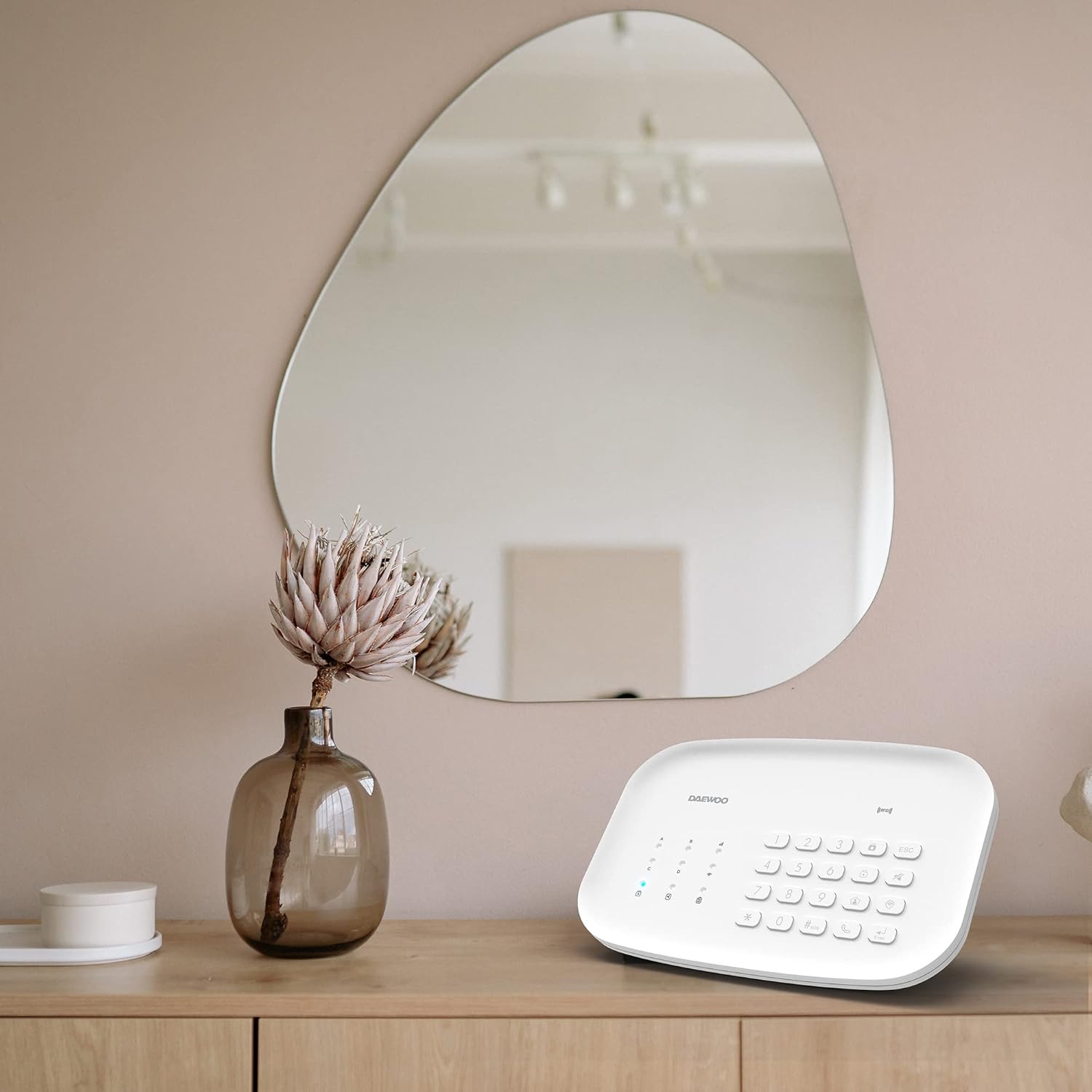 ઘરના સેટિંગમાં ડેવુ વિઝન+ એલાર્મ કંટ્રોલ પેનલ