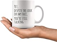 Vista 6 de Panvola Yet Despite The Look On My Face You're Still Talking Sarcastic Gift to Coworkers Divertidas tazas de sarcasmo taza de café de cerámica Blanco