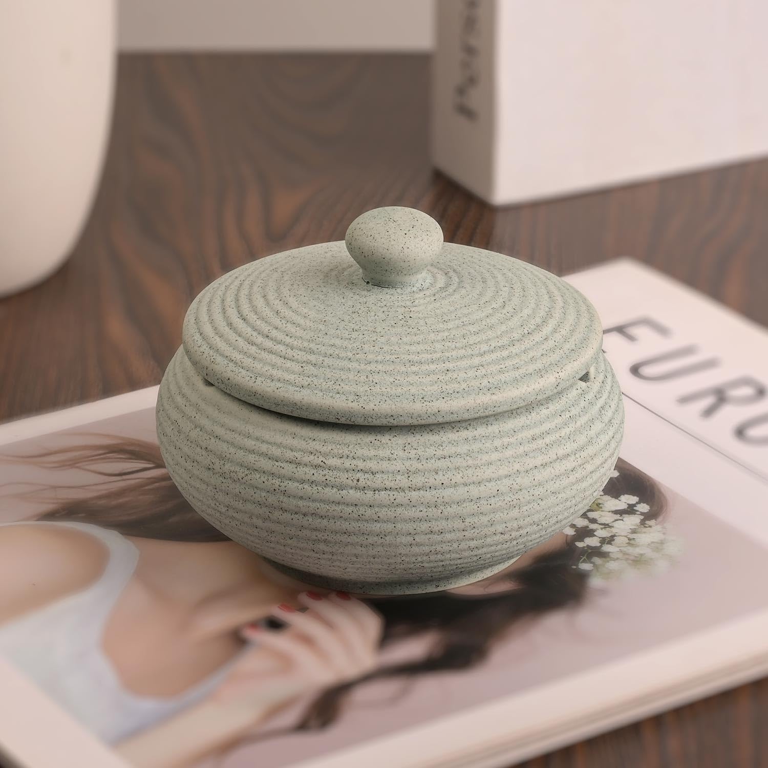 Ceramiczna popielniczka z pokrywką, wiatroszczelna konstrukcja do użytku wewnątrz i na zewnątrz, dekoracja w stylu vintage do domu, biura, baru, kawiarni, hotelu (jasnozielona)