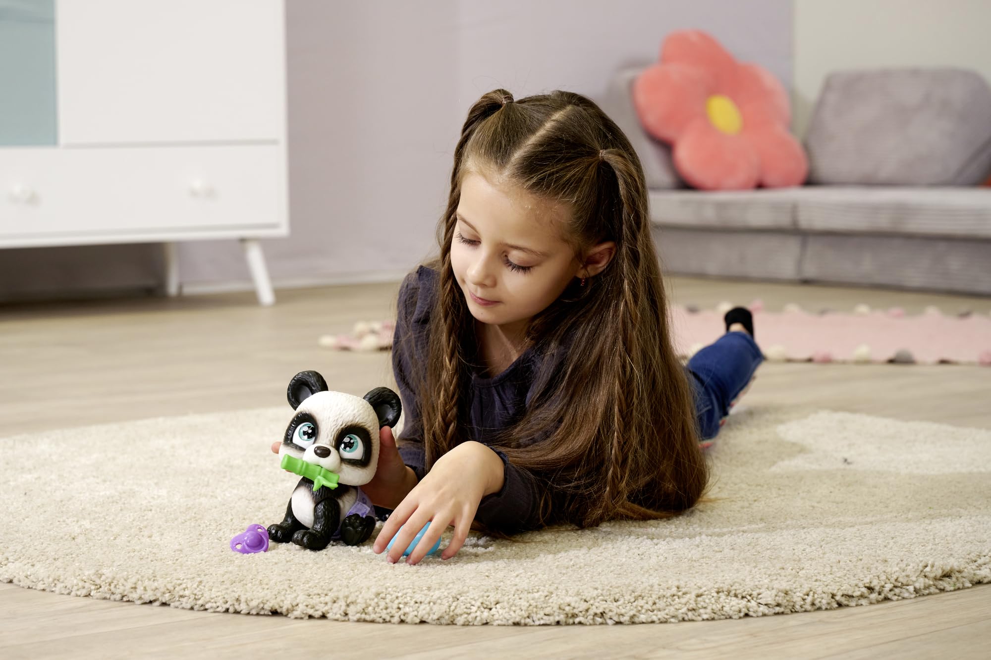 PAMPER PETZ 105950054 Panda z pieluszkowego gangu siusiający zwierzaczek z akcesoriami niespodziankami, pije i i siusia w pieluszkę, 15cm