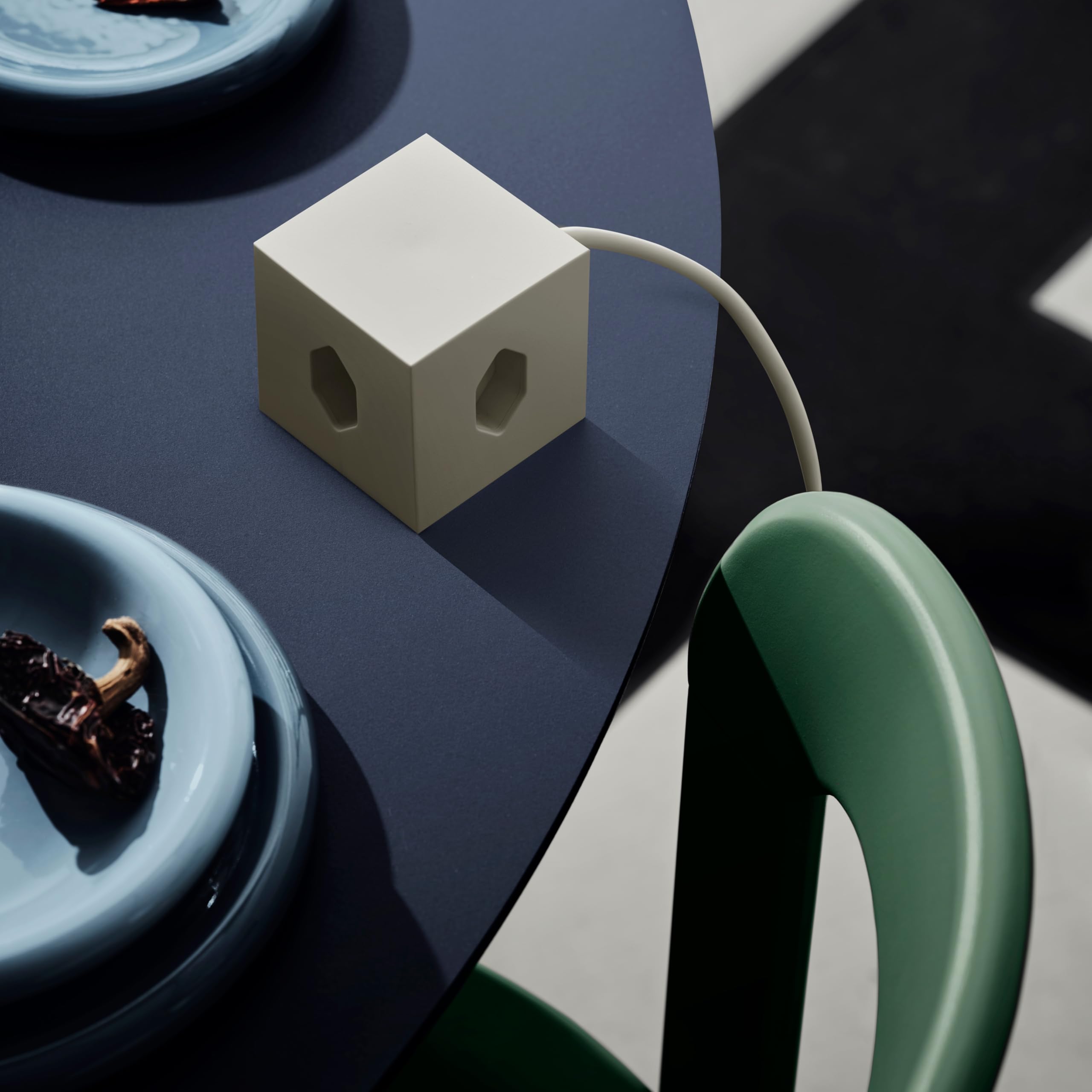 Avolt Square 1 Schweizer Mehrfachsteckdose CH Typ J, Klein, 2 USB-C 30W | Schweizer Stecker Typ J für Steckdosen in der Schweiz. Magnetfuß, Steckdosenleiste beige, 2 USB-C 30W, Design Würfel