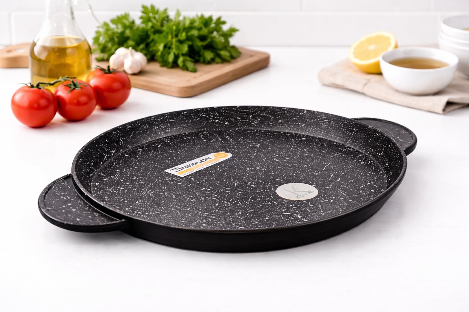 KLAUS - Plat Rond 32 Cm Pour Cuisiner Comme Sur De La Pierre Avec Manique En Silicone Tous Feux Dont Induction Passe Au Four