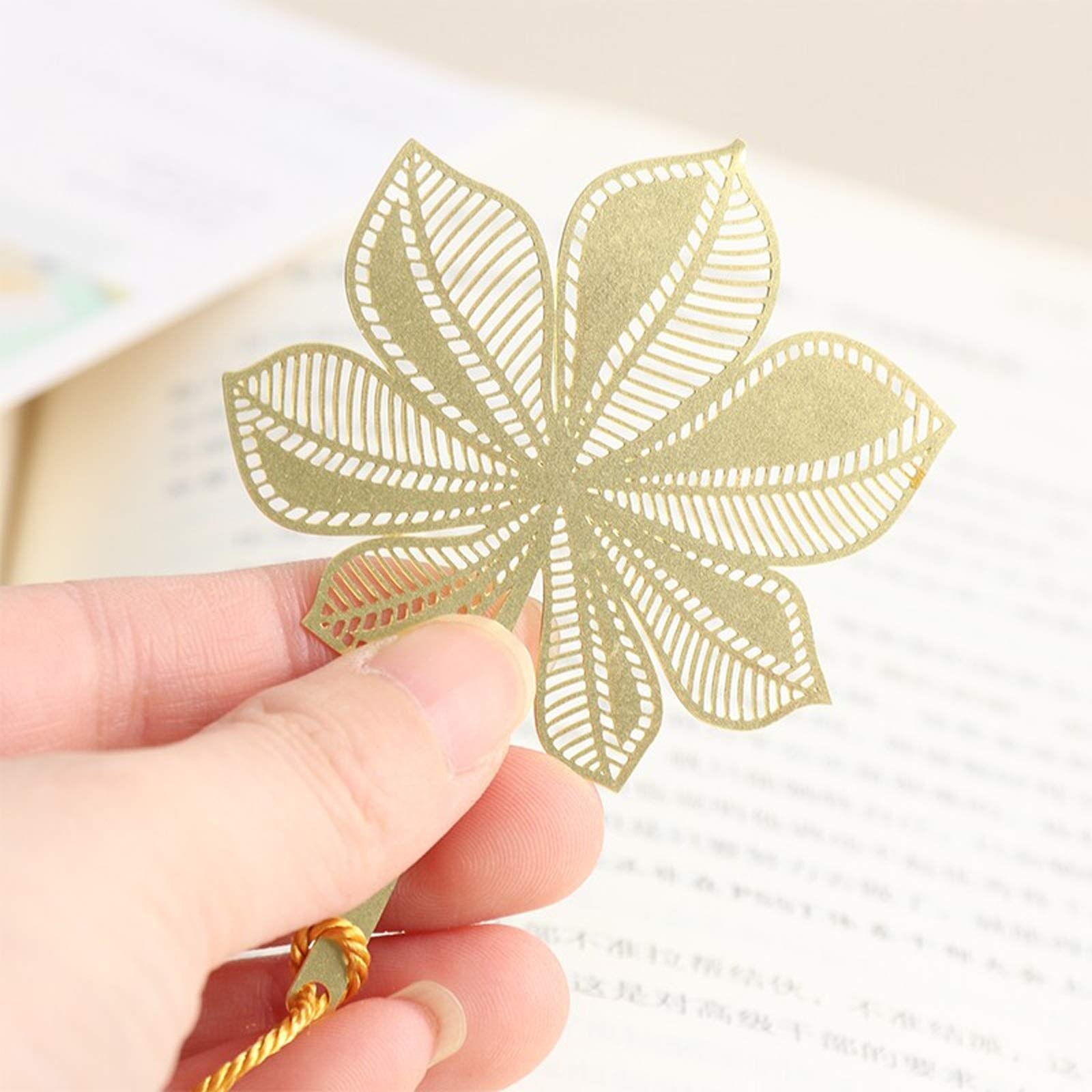 Lesezeichen 4 Stück Metallblatt Leafzeichen Geschenkbox Set, Kreatives Metall Antike Lesezeichen Goldenes Hohl Exquisite Lesezeichen mit Quaste Buch Markierungen