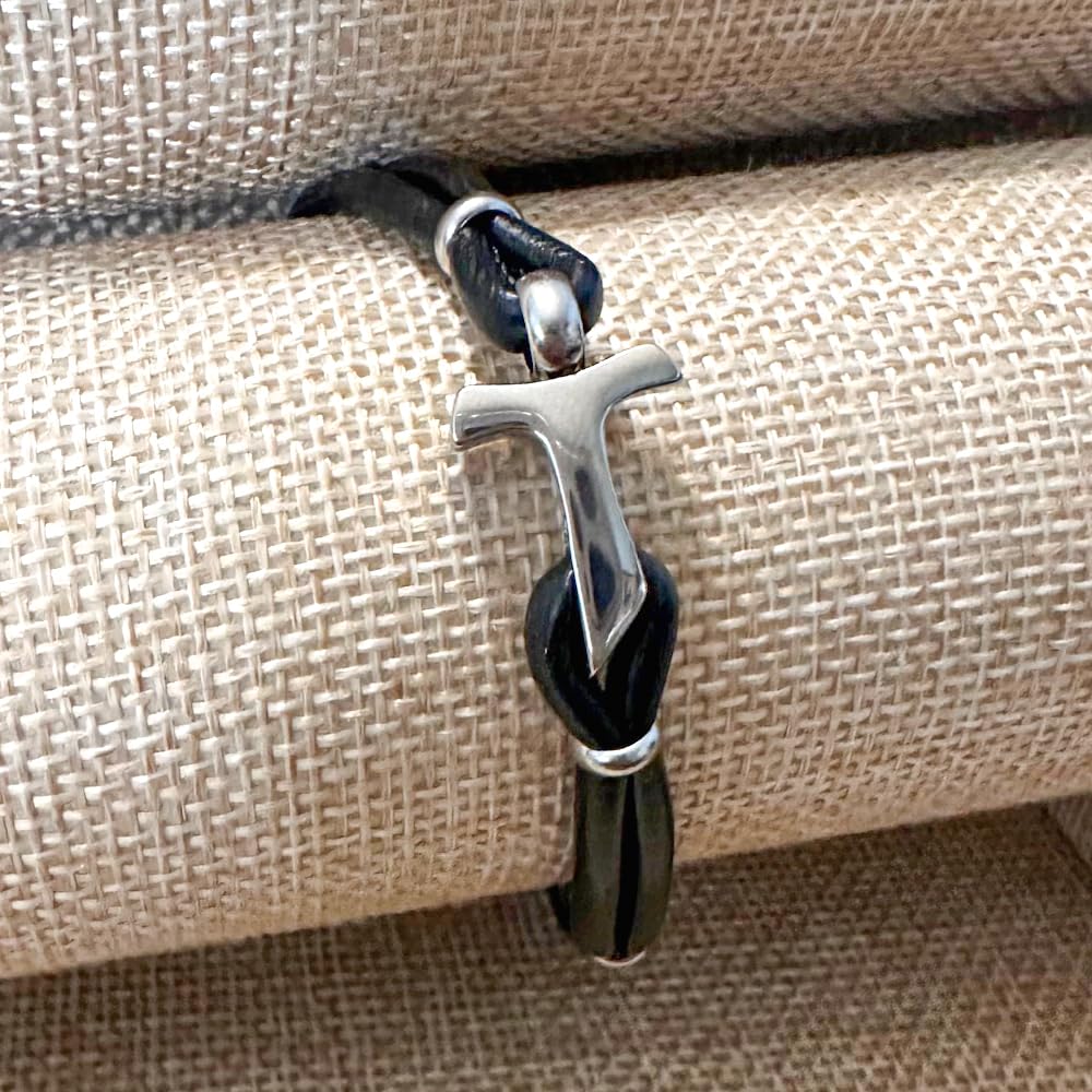 Bracciale Uomo Tau Francescano in Acciaio e Pelle – Gioiello Religioso con Croce Tau, Accessorio Spirituale Regolabile – Idea Regalo Cristiana