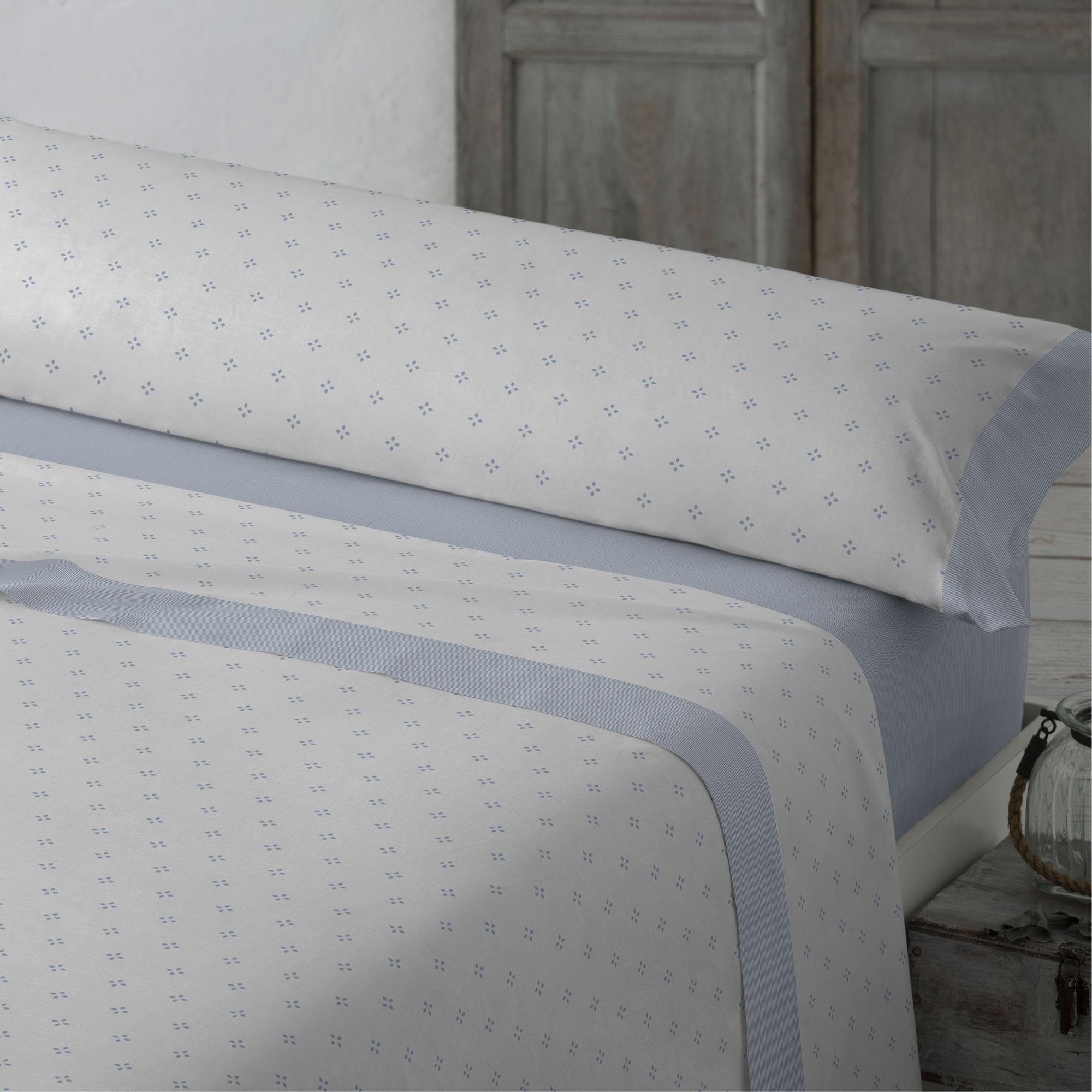 Cisne Rojo Juego de Sabanas Verano. Juego Sabanas Todo el Año. Sabanas Frescas. Sabanas Estampadas. Modelo Bella. Color Celeste. Cama 150 cm (200043-150-C)