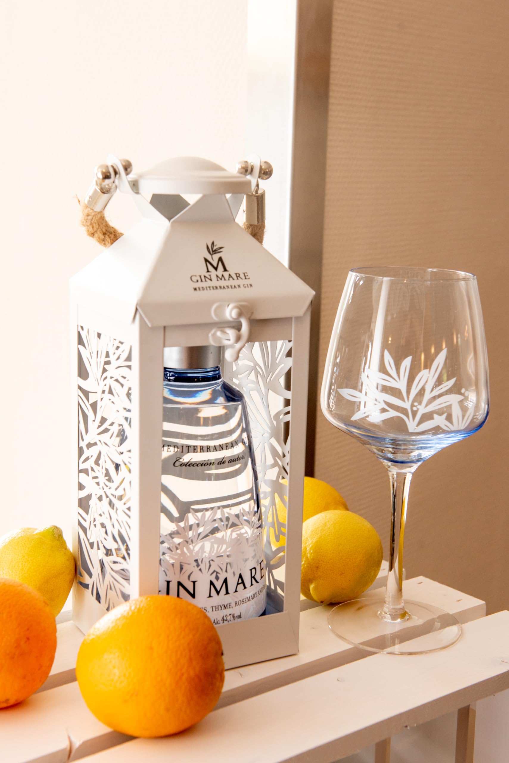 Gin Mare Mediterranean Gin 700 ml – Premium Gin Latern Pack. Summer Edition. 42,7% vol