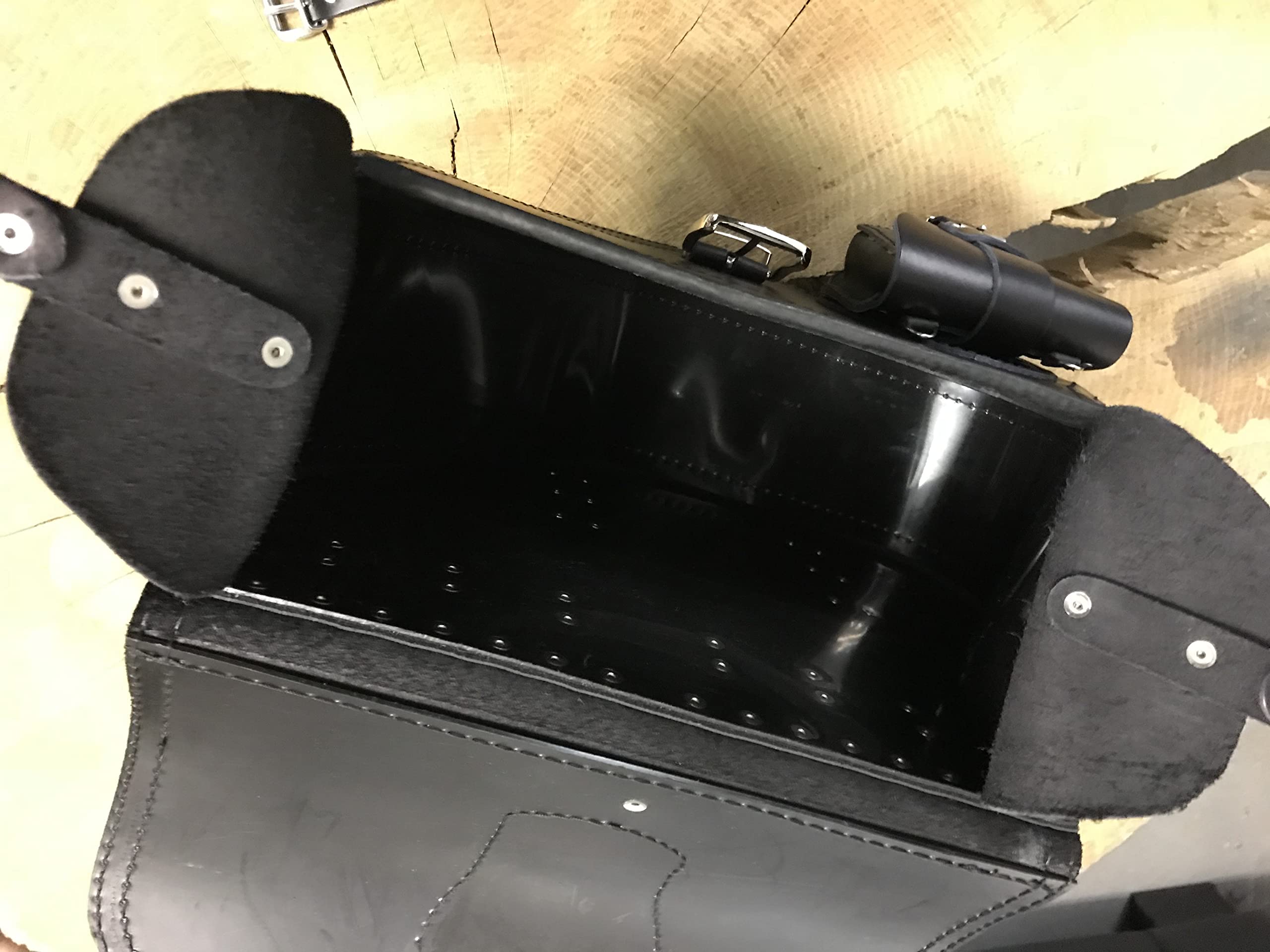 Borsa oscillante Dynamite nera destra compatibile con Harley Davidson Dyna Super Glide Fat Bob Street Bob Low Rider Sportster Borsa posteriore custodia in pelle