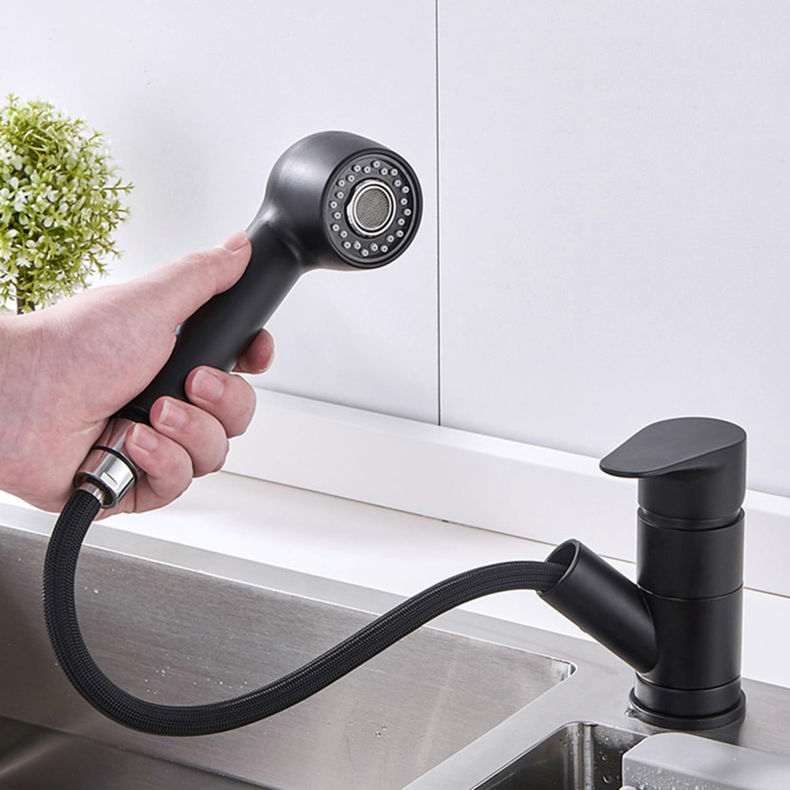 Mitigeur de cuisine avec douchette noir laiton orientable eau chaude et froide