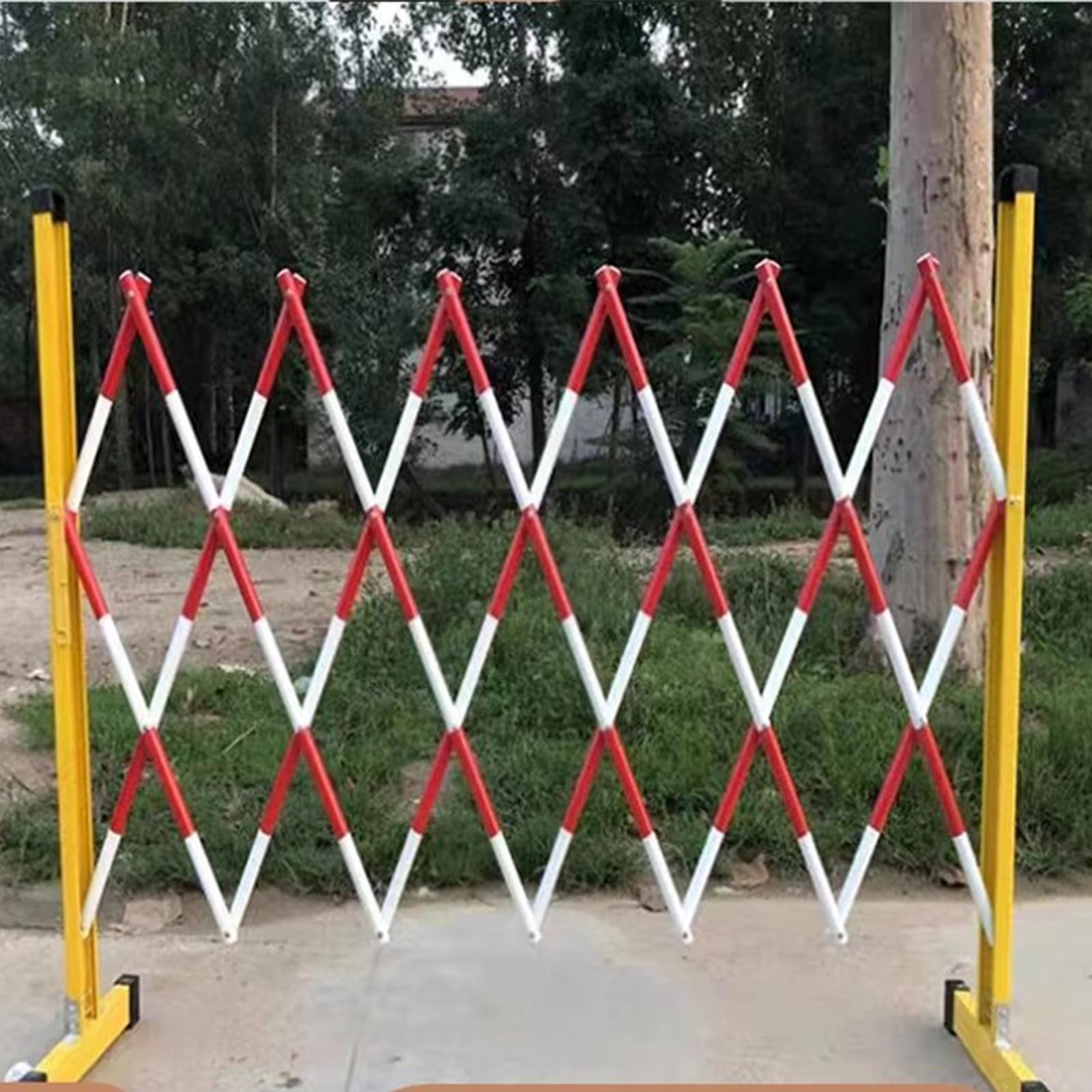 Barrière métallique extensible industrielle réglable pour sécuriser les accès