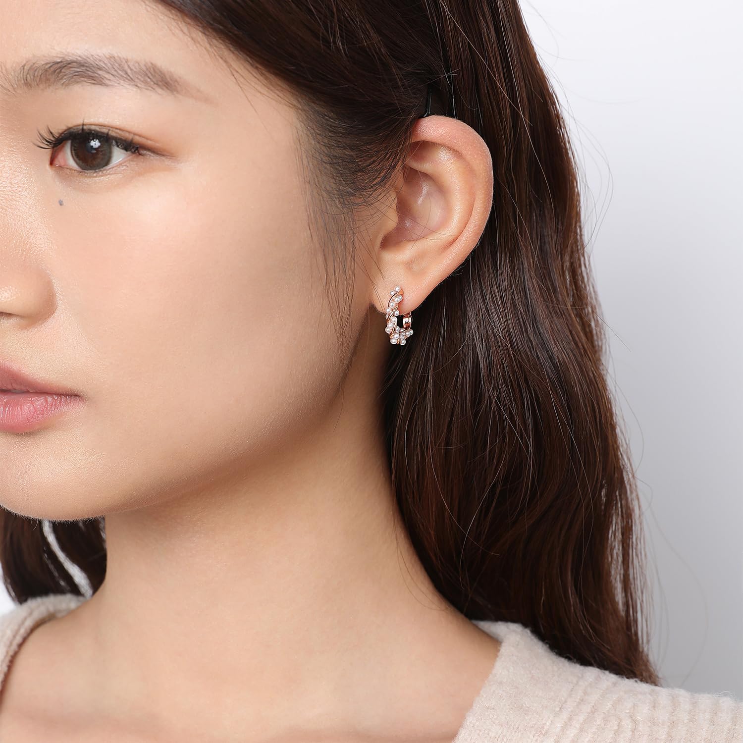 Pendientes de perlas Meissa para mujeres, pendientes tipo huggie chapados en oro, aros gruesos ligeros para chicas, pendientes de perlas para bodas en plata de ley, Oro