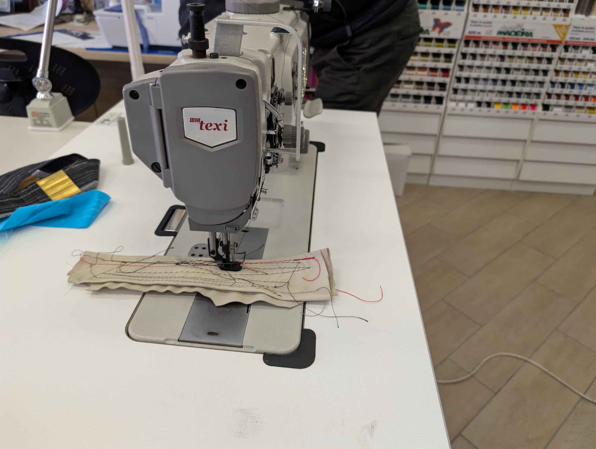 TEXI RAM Machine à Coudre - Triple Entraînement avec Table