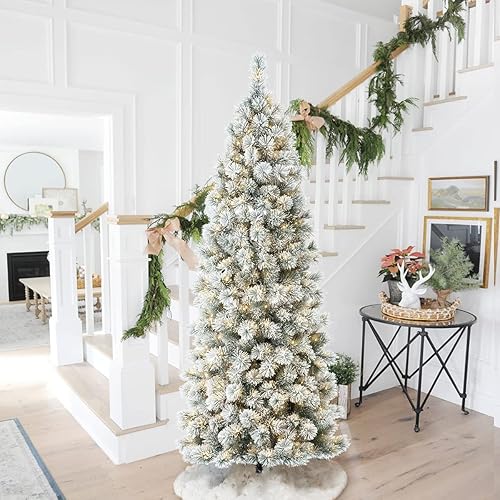 glitzhome Árbol de Navidad artificial de abeto flocado de lujo de 8 pies, árbol de Navidad con bisagras con 450 luces blancas cálidas, tres