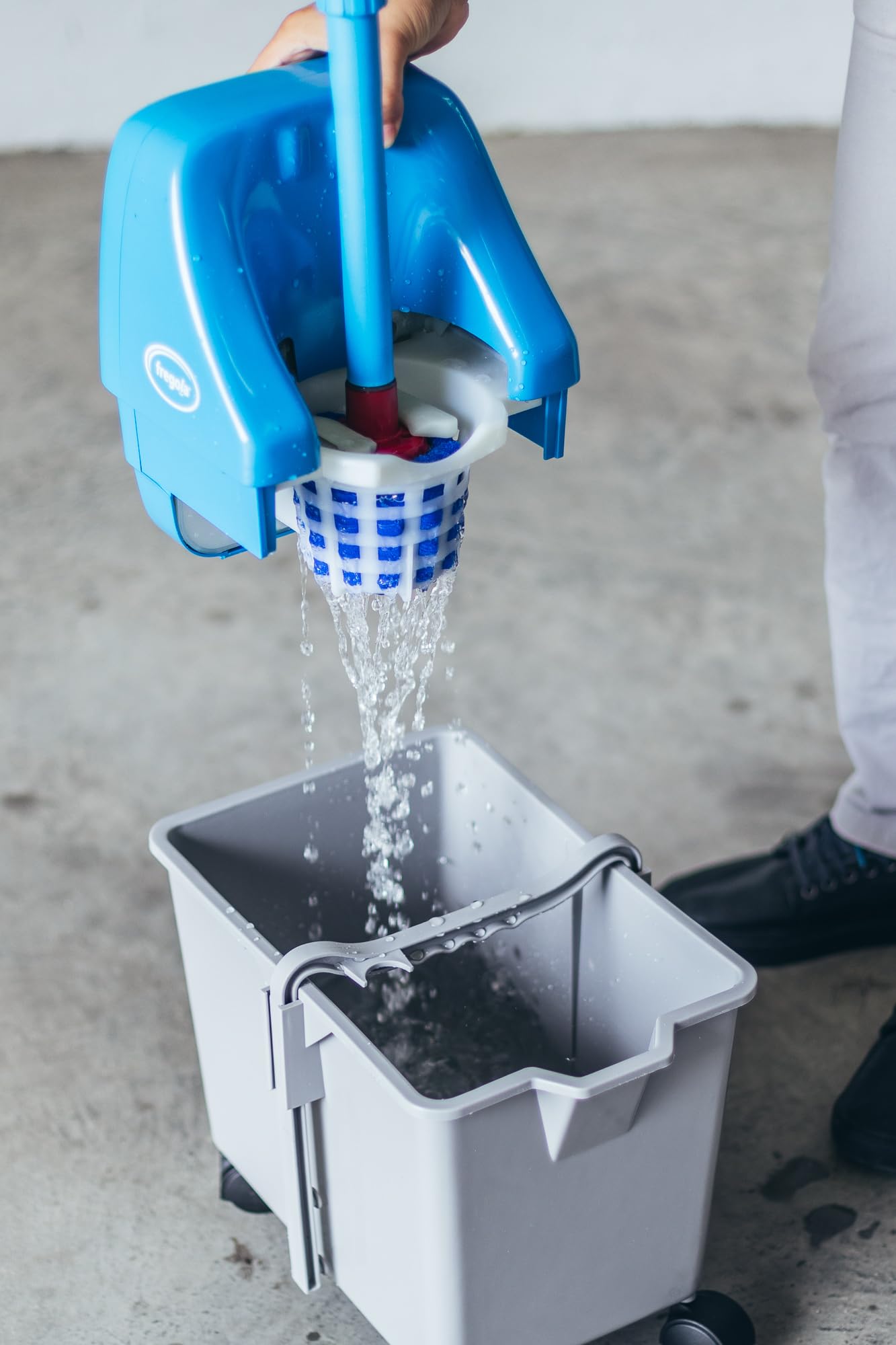 Fregola Kit – Escurre la fregona sin Esfuerzo ni Dolor | Escurridor automático ergonómico con batería | Sin Pedal ni presión Manual | Uso doméstico y Profesional