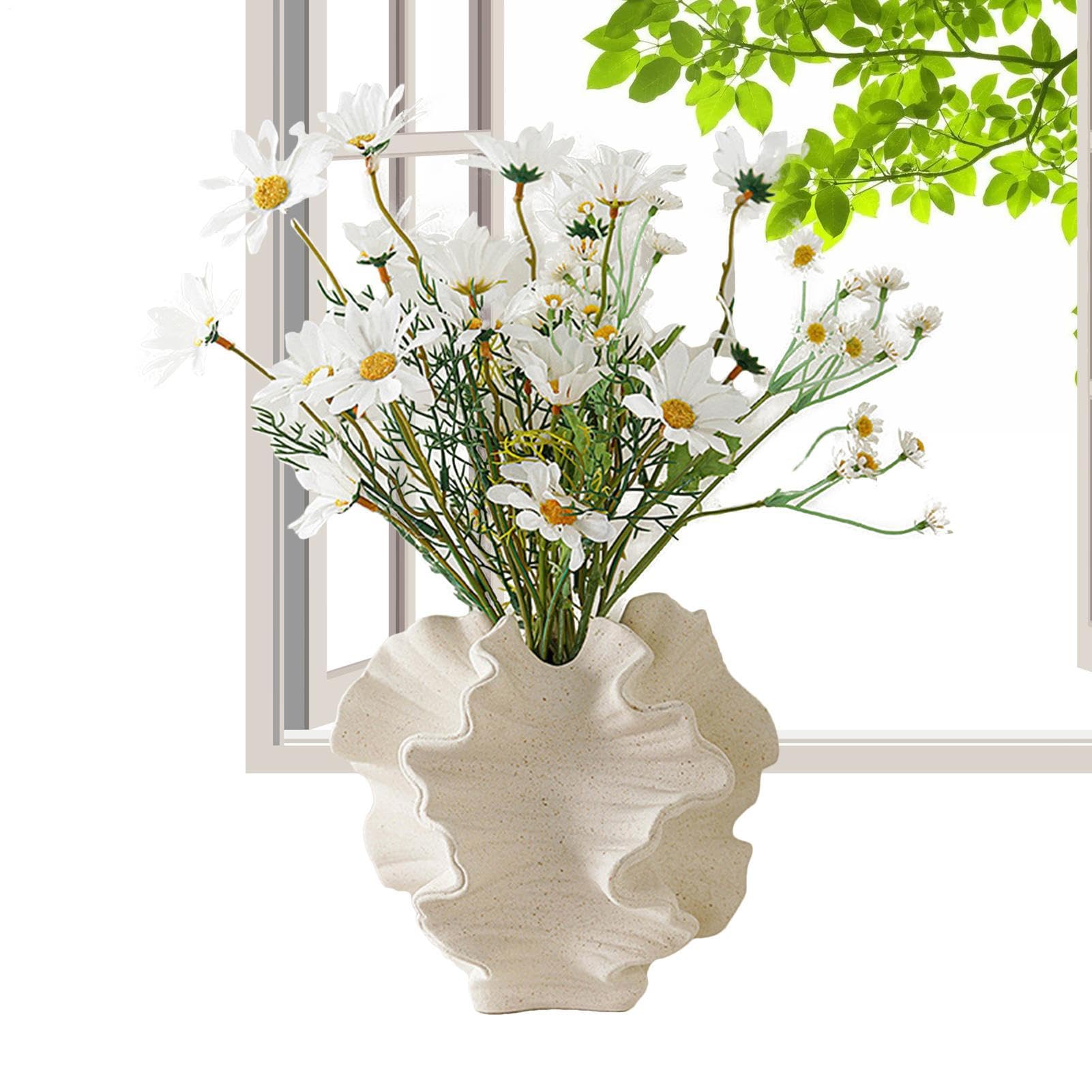 Vase à fleurs de corail pour sublimer une table basse vide