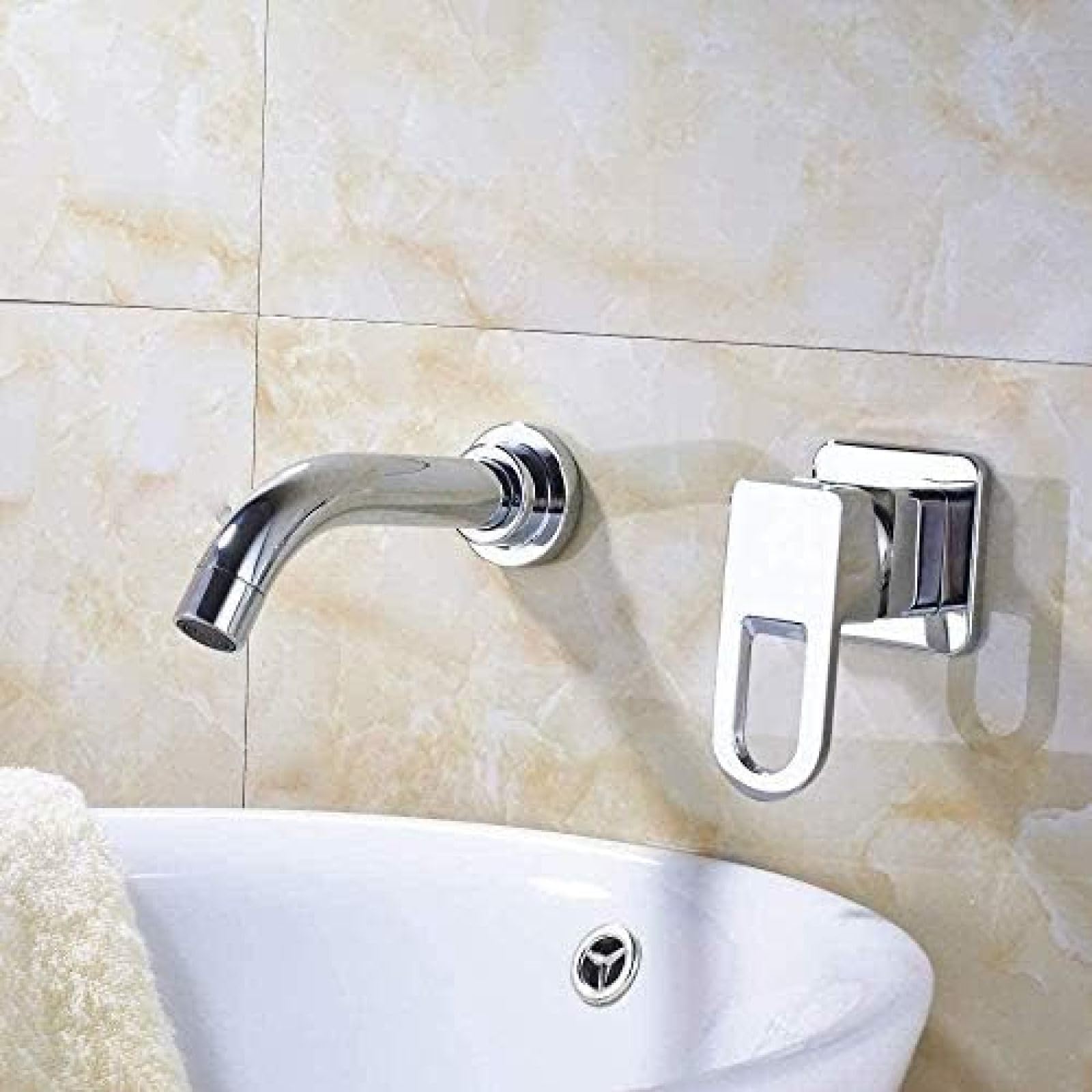 Robinet de cuisine moderne aux finitions miroirs pour intérieur chic