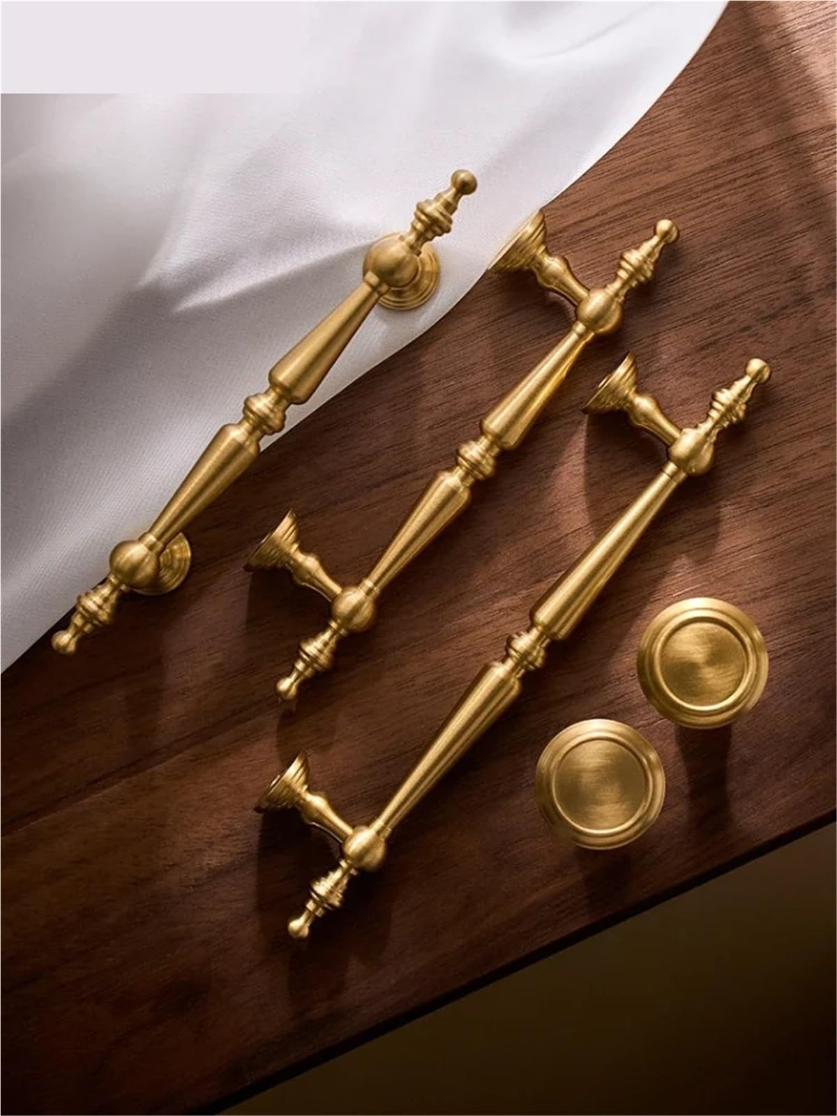 Boutons de porte de placard dorés pour remplacer une poignée cassée