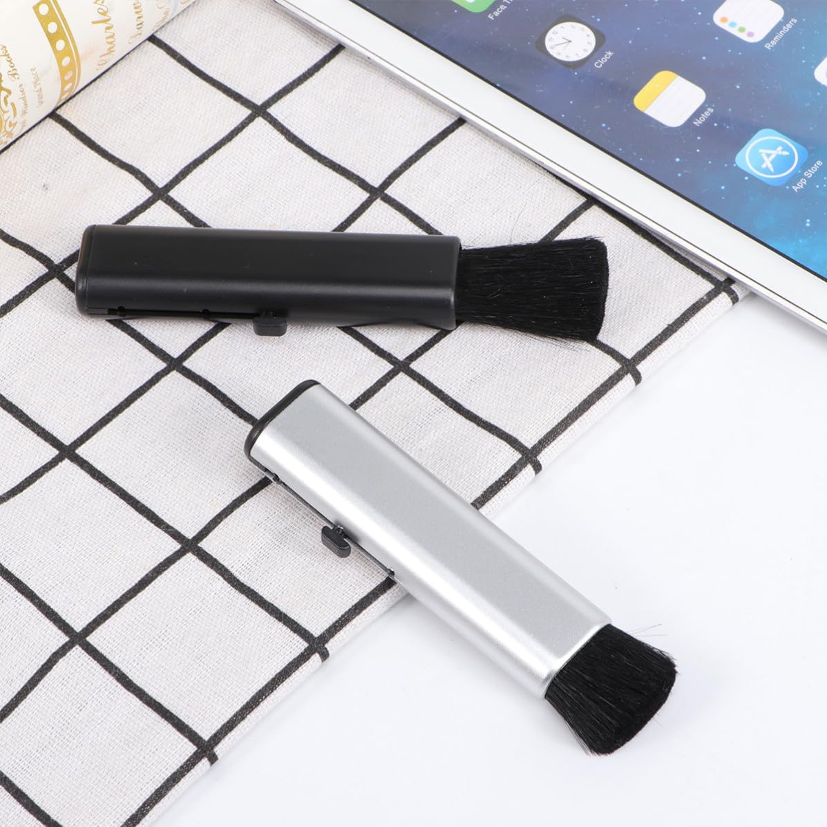 2pcs Retractable Computer Keyboard Cleaning Brush for Home Use