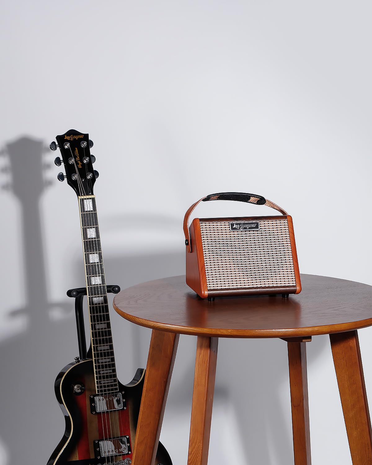 Leo Jaymz Amplificatore portatile per chitarra da 15 W con connessione BT, batteria ricaricabile, controllo del tono, jack per cuffie e personalizzazione del suono versatile per pratica e prestazioni