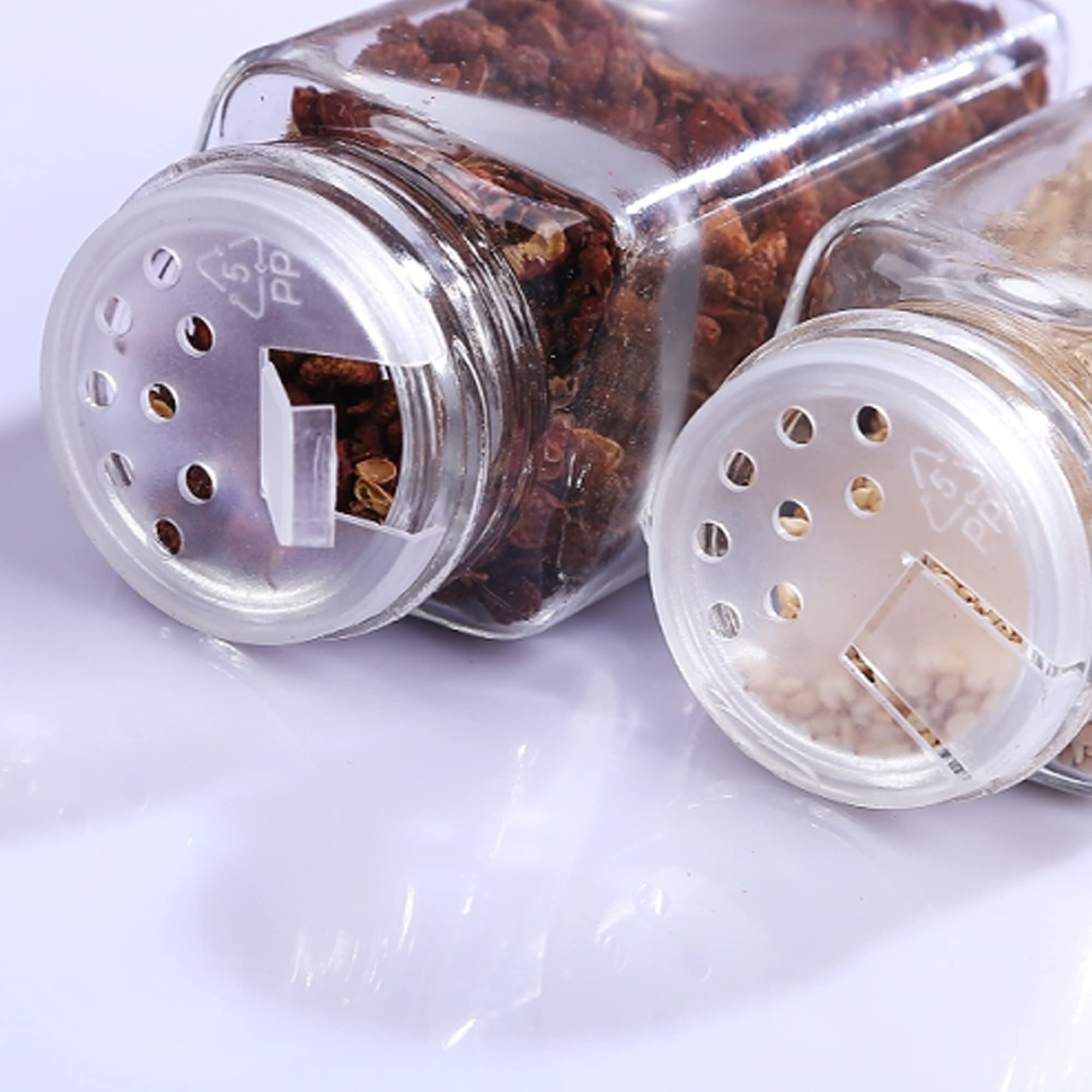 Pack d'épices indiennes. Idéal pour cadeaux et l'usage quotidien. 8 bocaux en verre, réutilisables. Cumin, curcuma, cardamome, coriandre, cannelle, poivre, moutarde et fenouil.