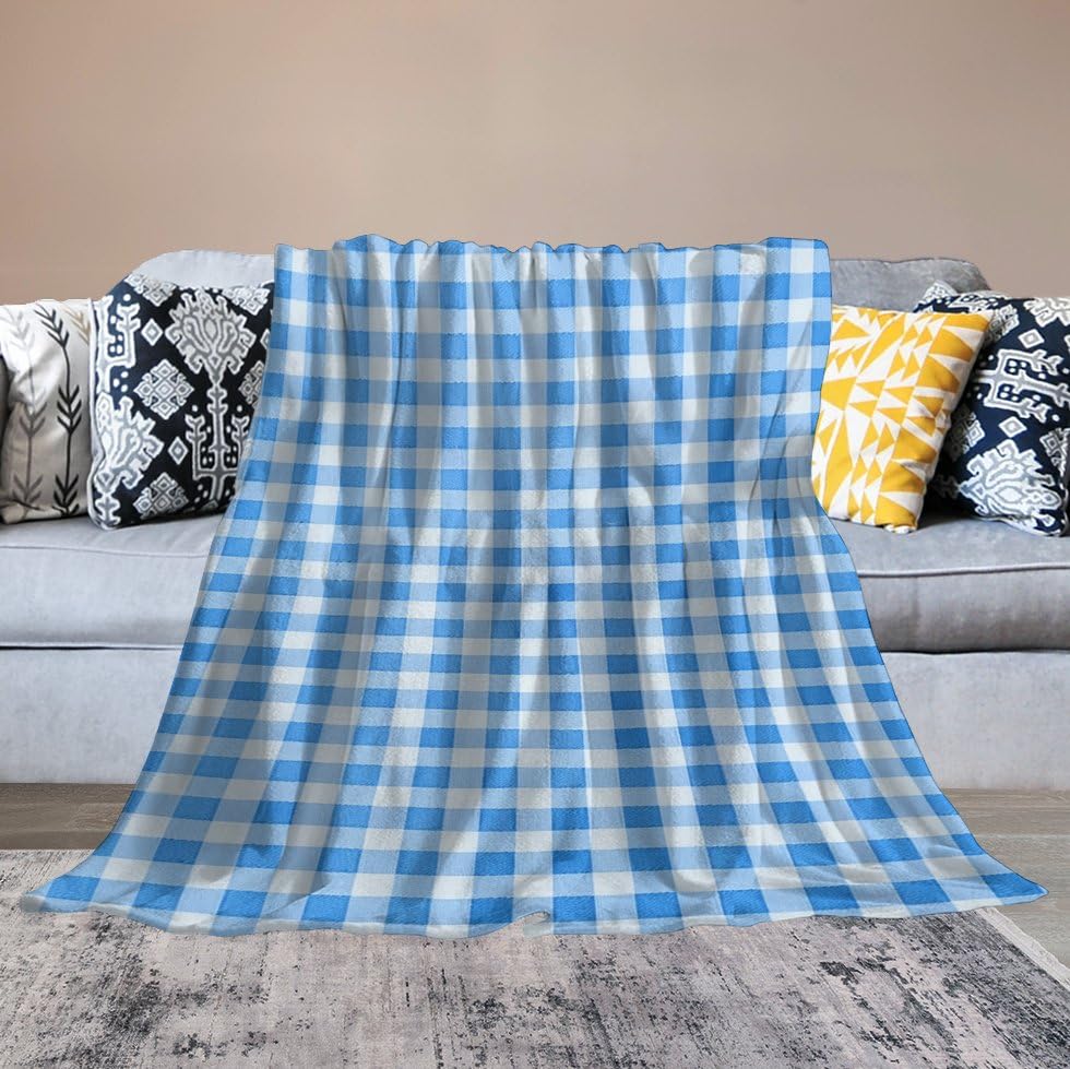 Couverture micro polaire à carreaux pour vos soirées cocooning sur le canapé du salon en hiver