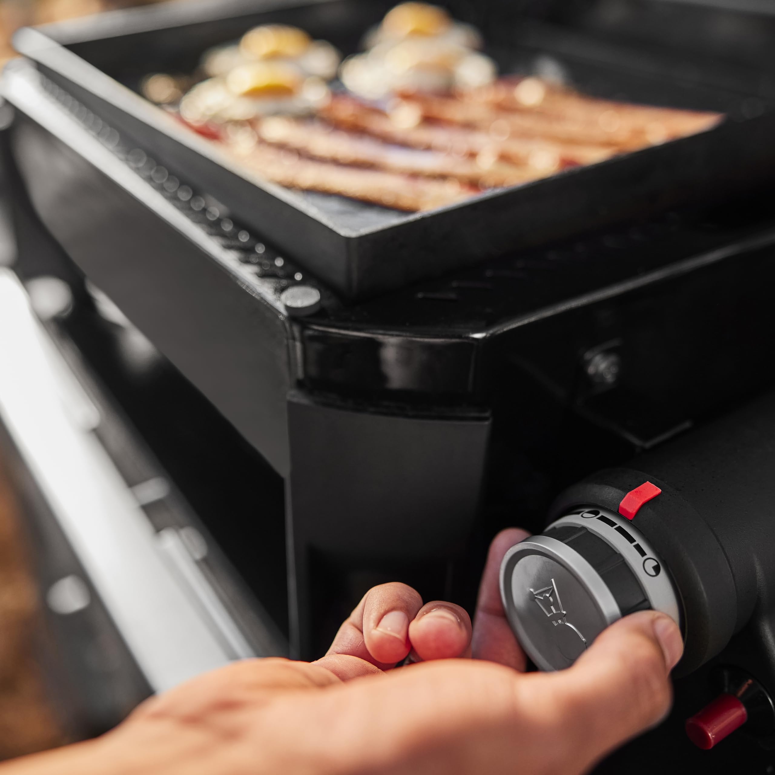 Weber Slate GP Tragbare Premium Gasgrillplatte | Gleichmäßige Hitze bis zum Rand, Bis zu 260 °C, Antihaft-Grillfläche (43 x 41 cm), Höhenverstellbare Füße, Schwarz