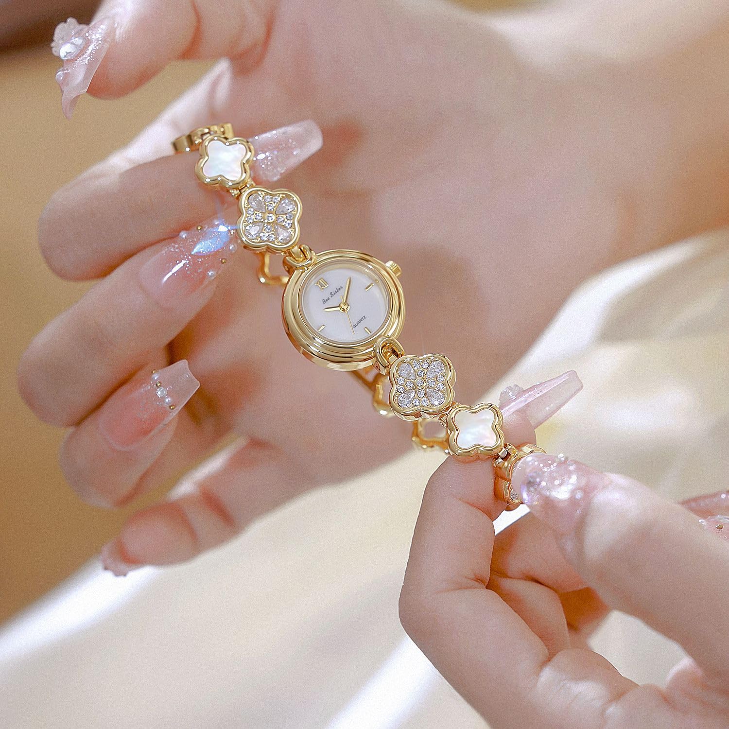 FANMIS Elegante pulsera hueca de trébol de cuatro hojas para mujer, reloj dorado