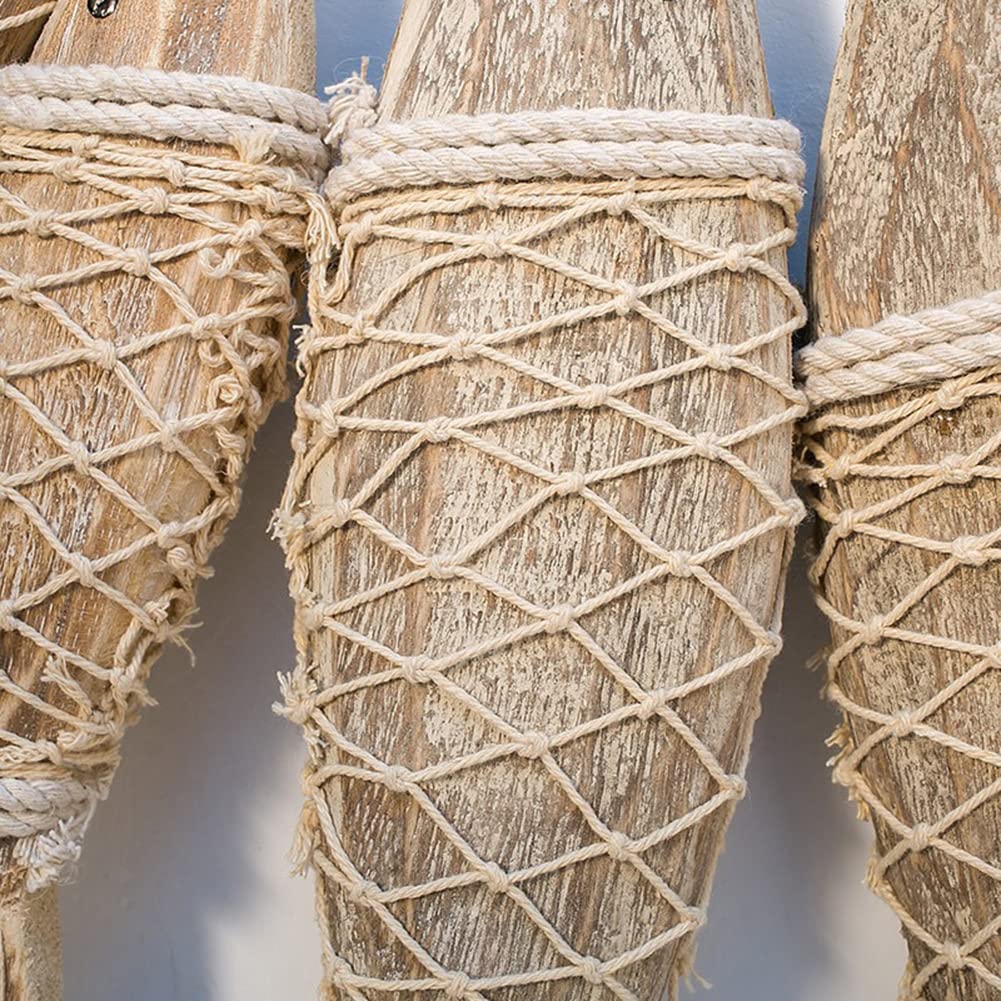 Paire d'appliques en bois mouluré, sculpté et peint à deux