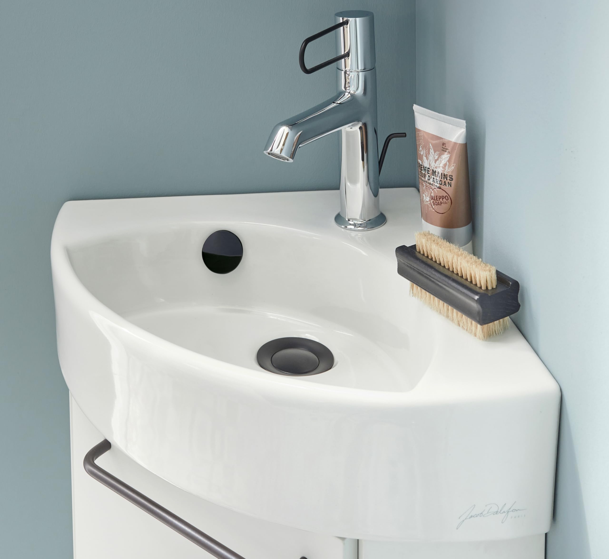 JACOB DELAFON Lavamanos pequeño en esquina para baño Lavabo compacto de cerámica blanca, fácil limpieza y mantenimiento 1 orificio para grifería 34x34 cm Odéon Rive Gauche EGP112-00